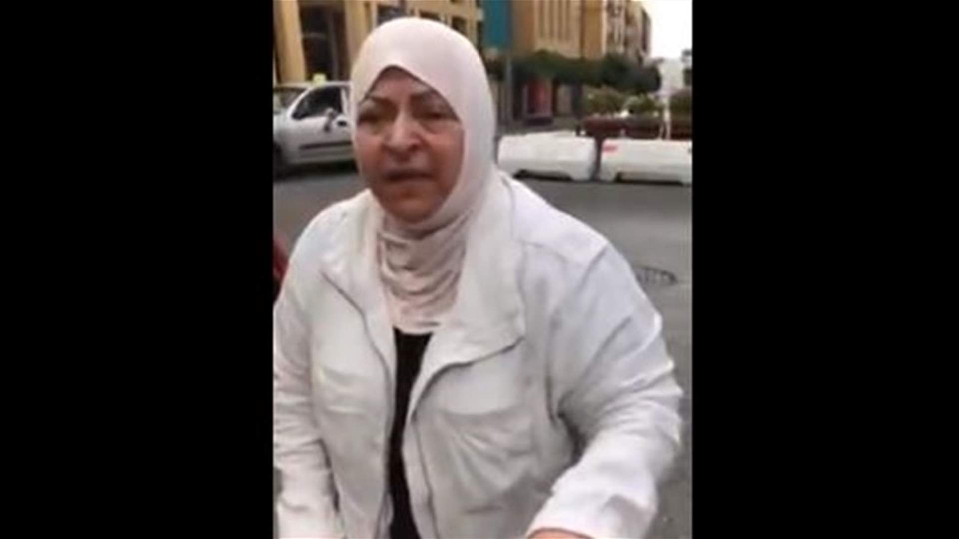 سيدة تتوجه بصرخة الى القوى الامنية وتدعو المسؤولين للرحيل (فيديو)