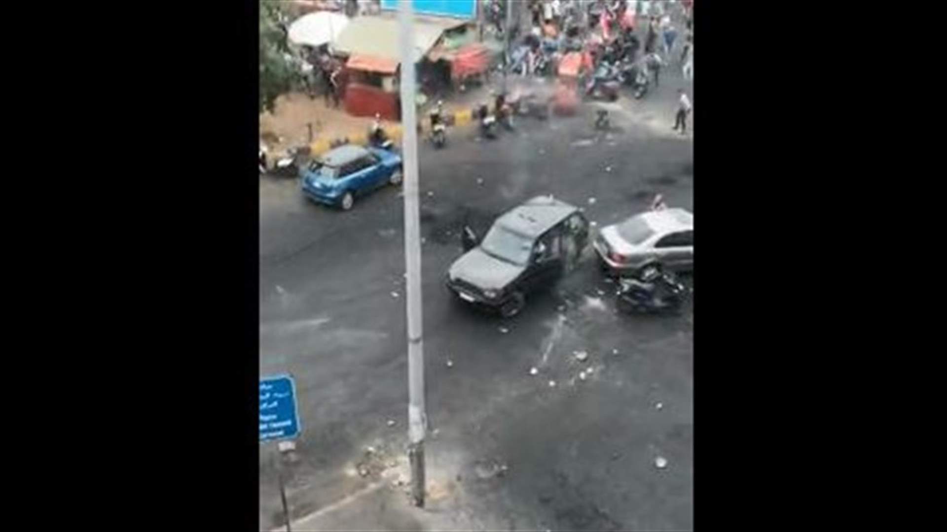 فيديو جديد للحظة وقوع الاشكال بين المتظاهرين ومرافقي الاحدب واطلاق النار... (فيديو)