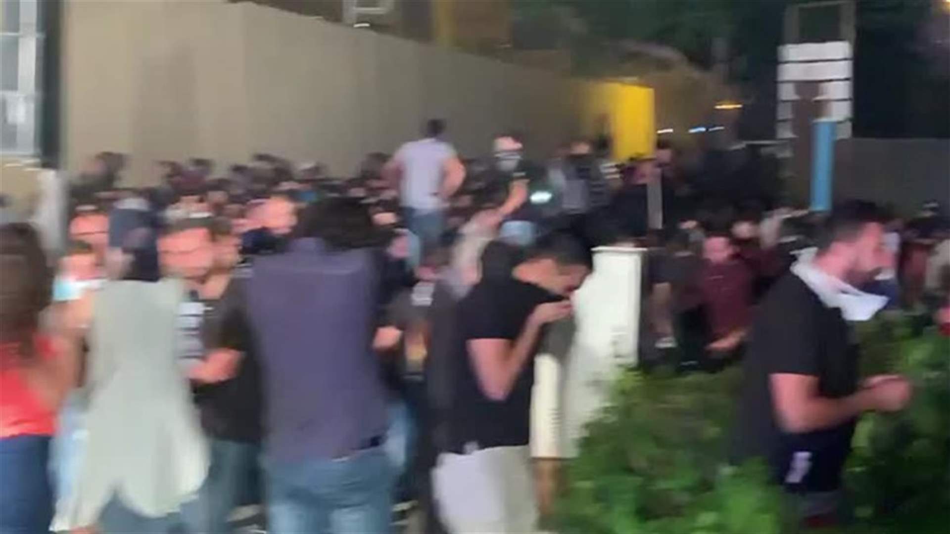 استخدام الغاز المسيل للدموع لتفريق المتظاهرين في رياض الصلح (فيديو)