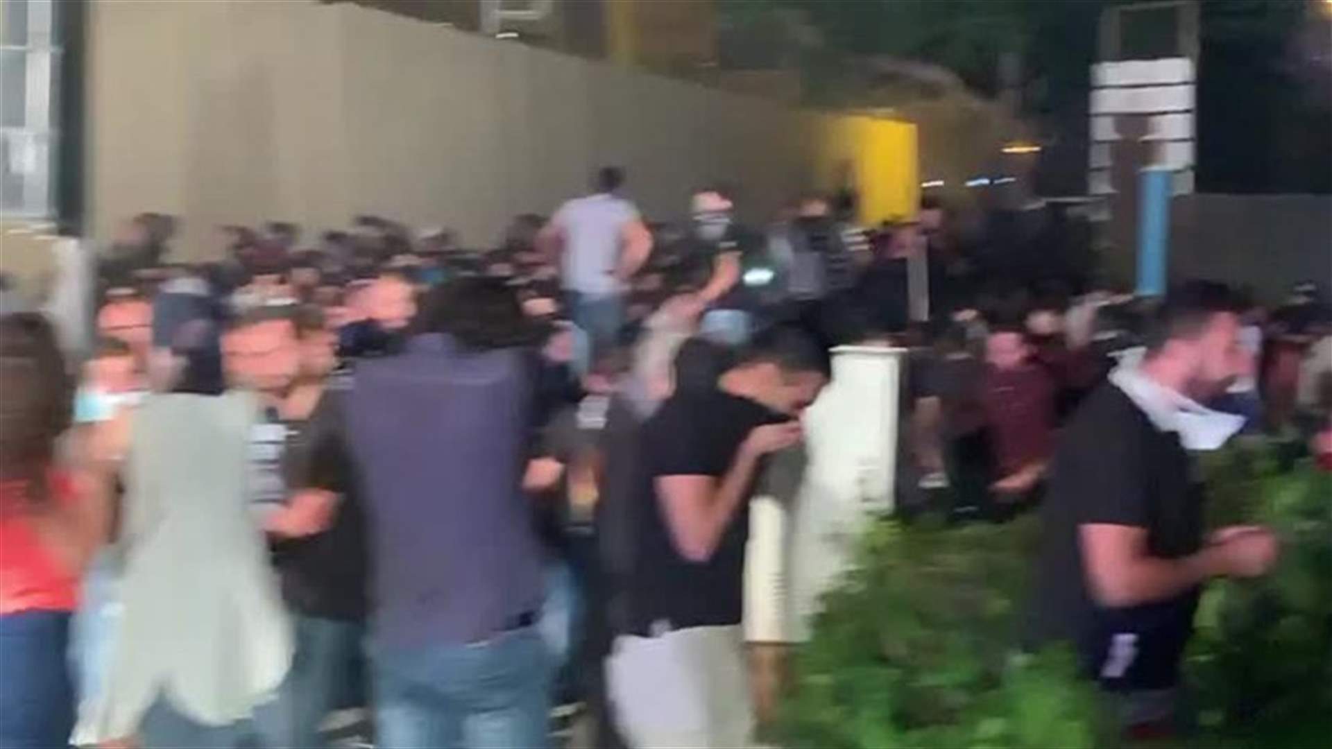 Security forces fire tear gas to disperse protesters in Riad al-Solh (Video)