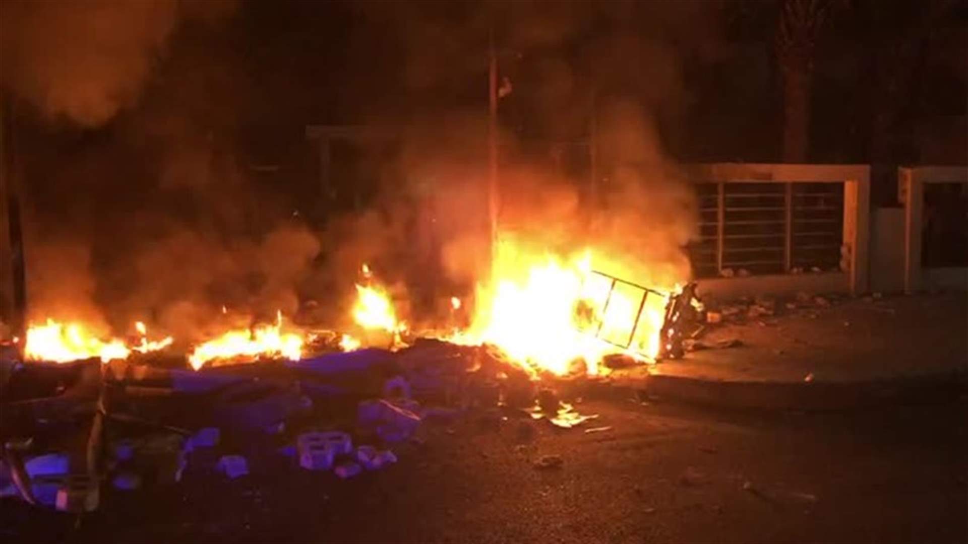 متظاهرون يحرقون استراحة صور (فيديو)