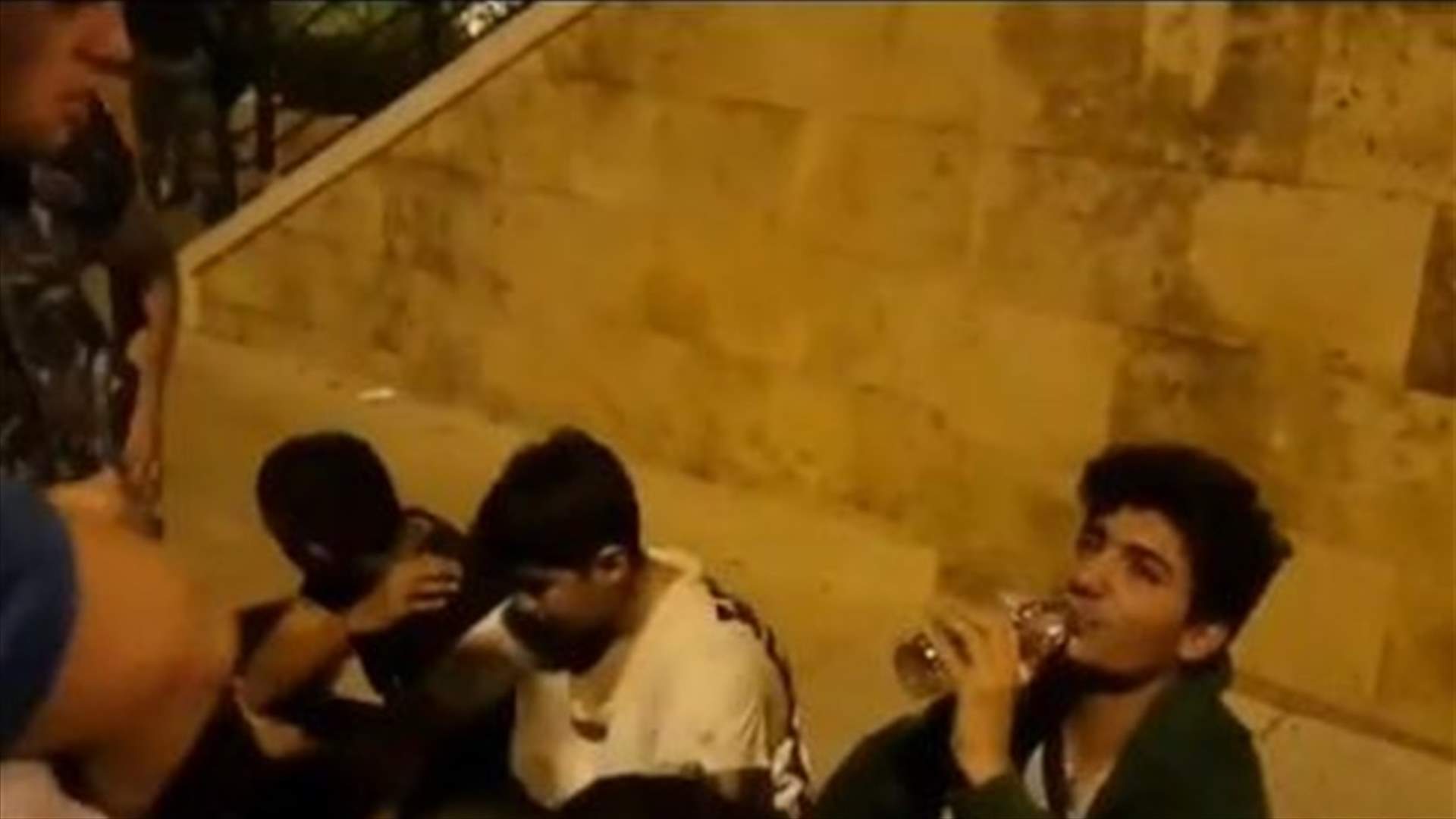 قوى الامن تقدم المياه وتساعد بعض المتظاهرين... (فيديو)