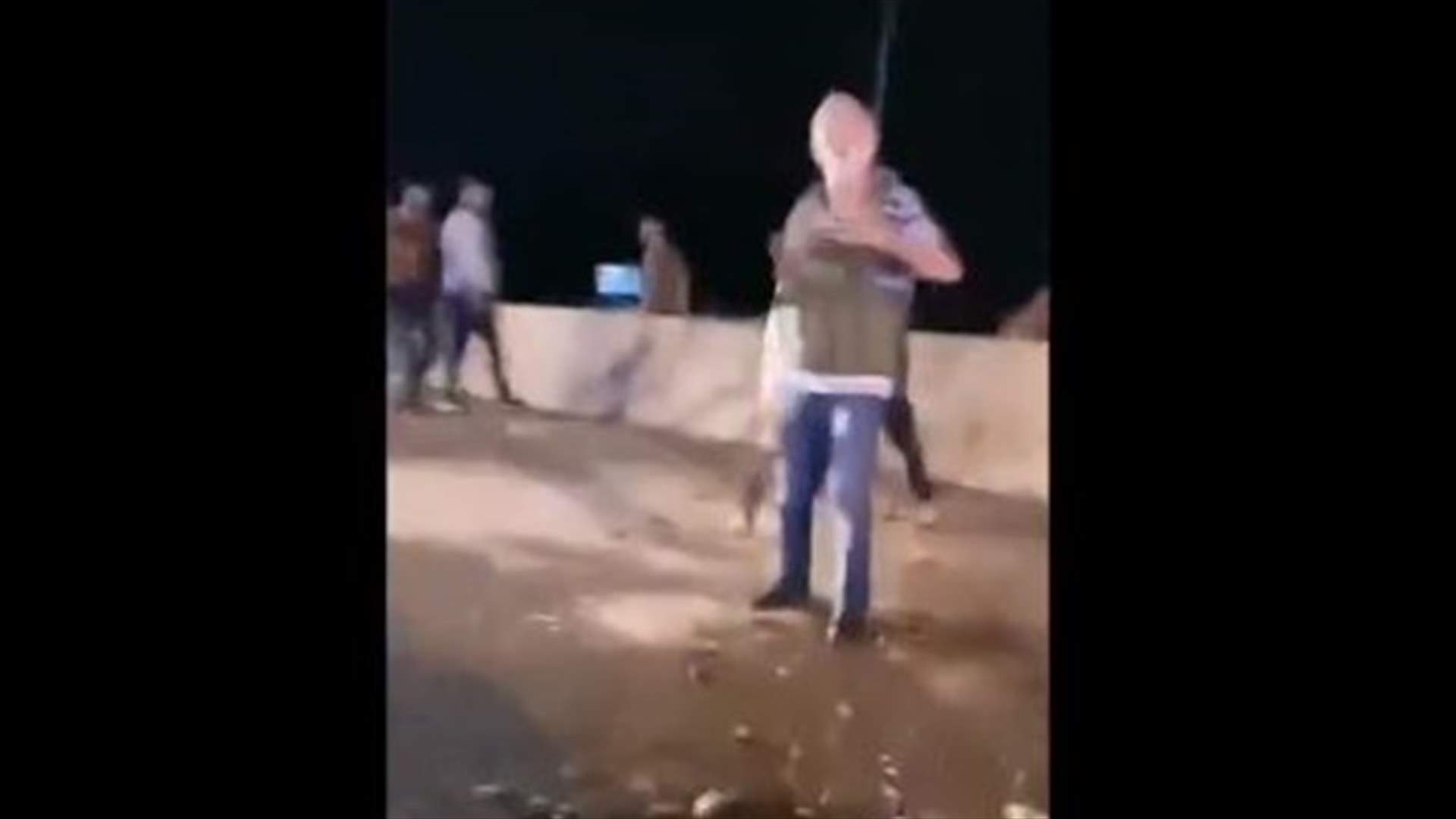 مسلحون يفتحون احدى طرقات الجنوب بالقوة.. (فيديو)