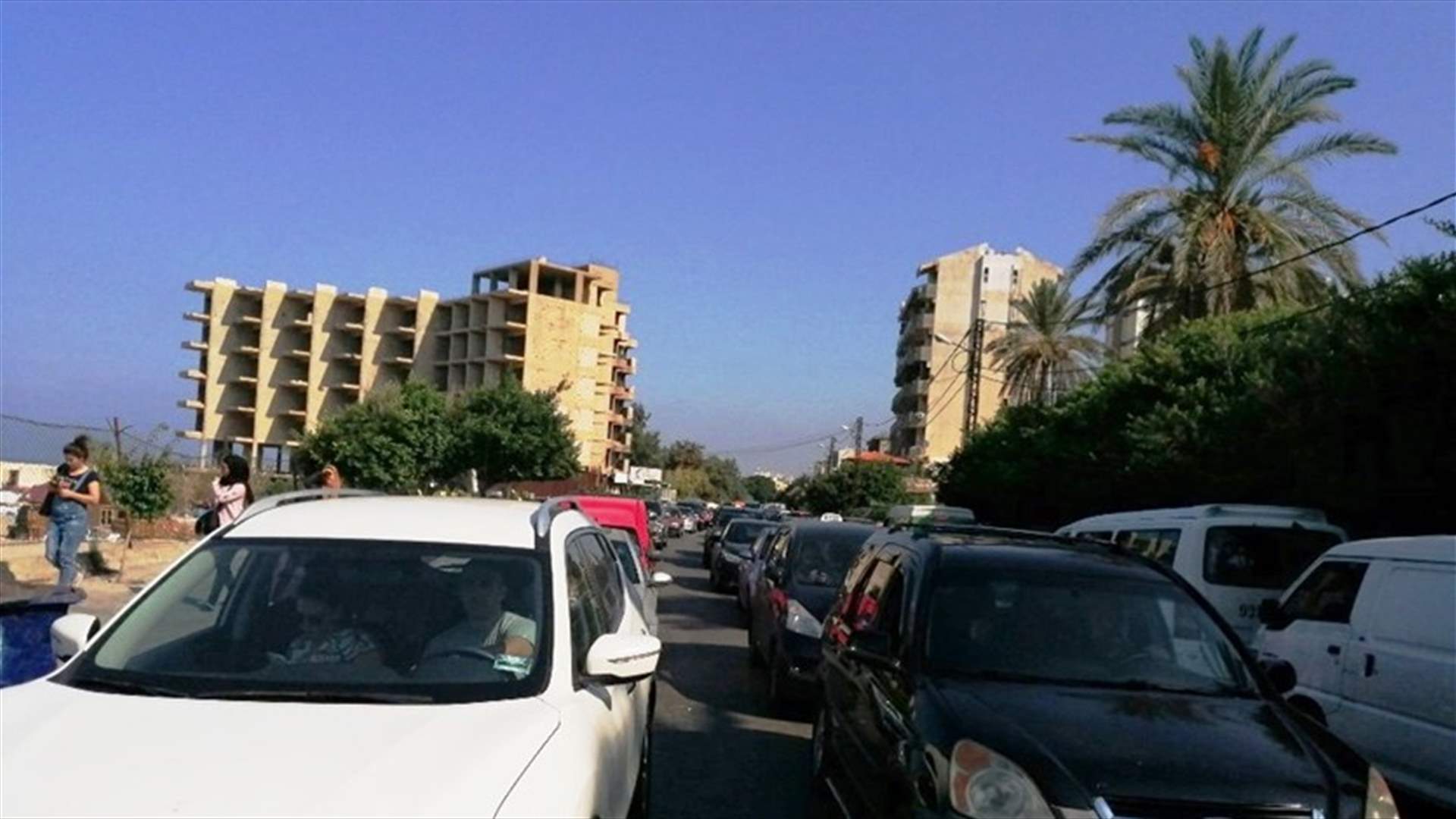 الوكالة الوطنية: قطع طريقي خلدة في الاتجاهين والاوزاعي بواسطة الاطارات المشتعلة وزحمة سير على الطريق البحرية