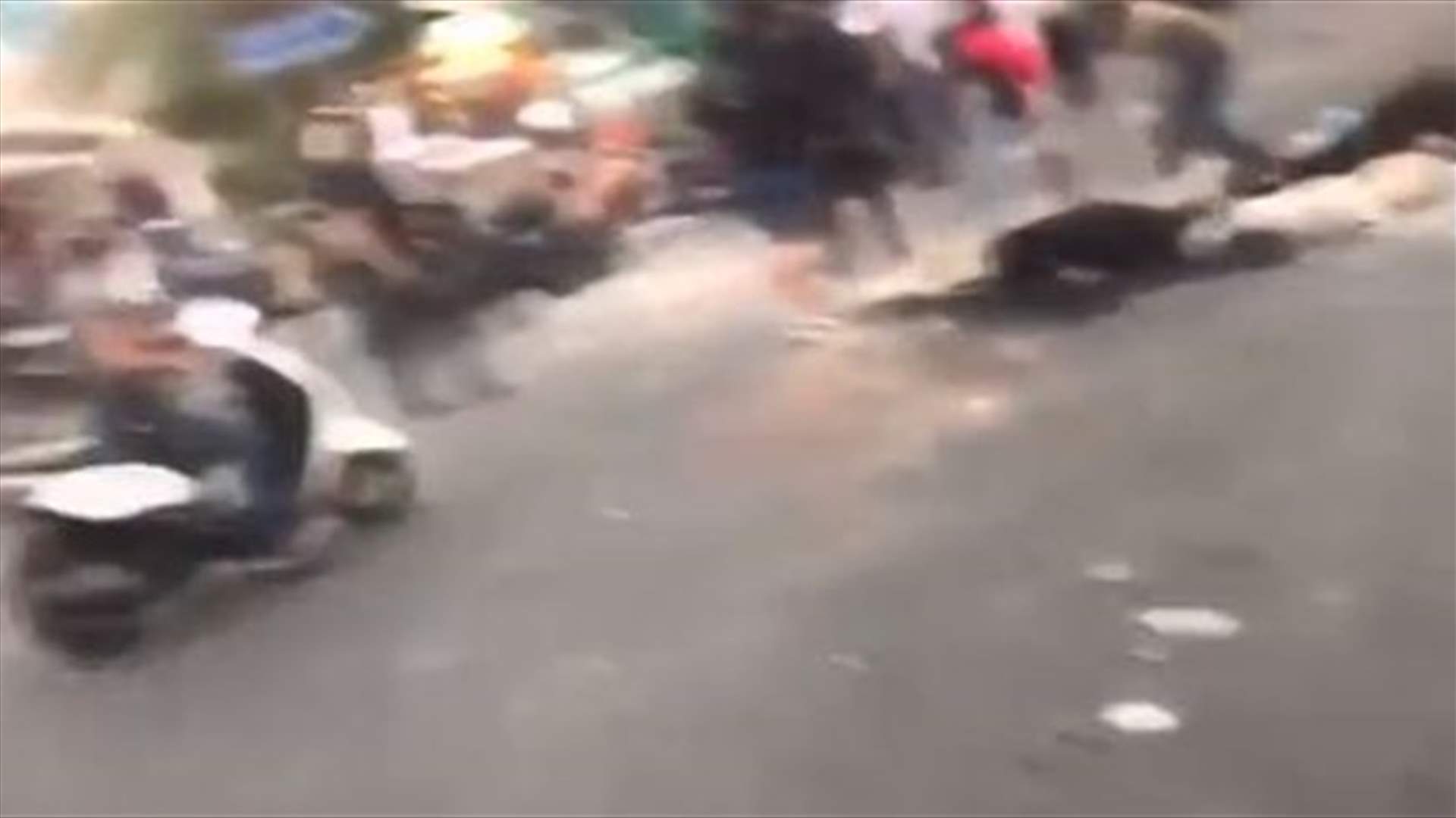 الاعتداء على المتظاهرين في صور (فيديو)