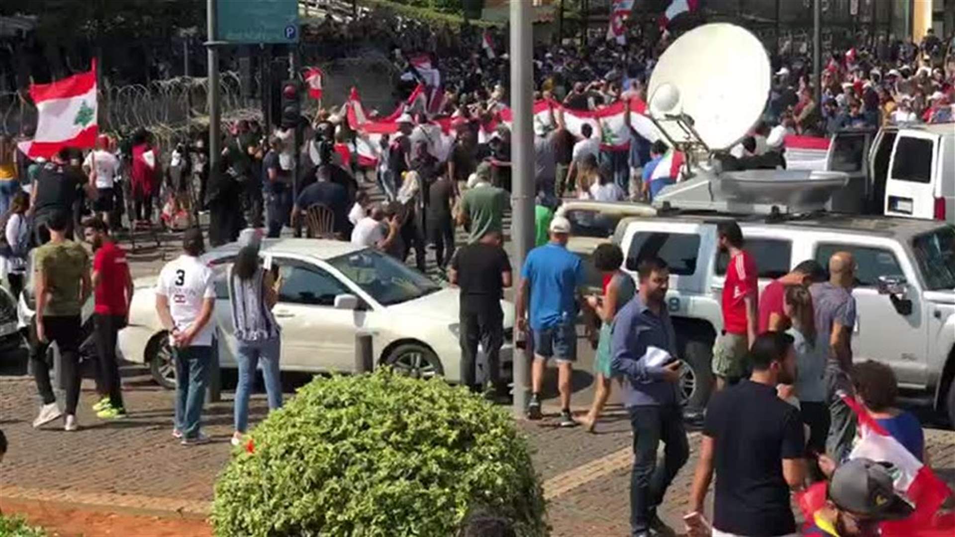 علم لبناني كبير يرفرف في رياض الصلح (فيديو)
