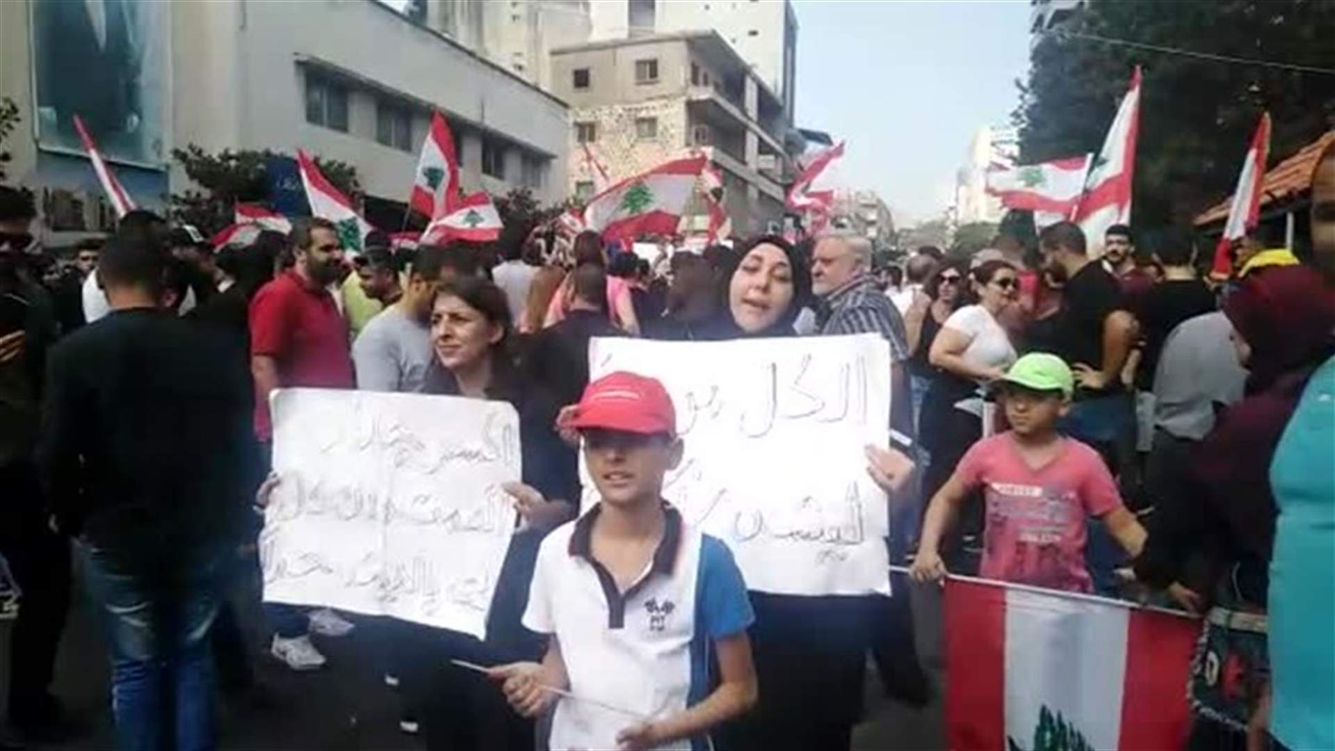 بلدية حاروف تمنع المتظاهرين من التجمع (فيديو)