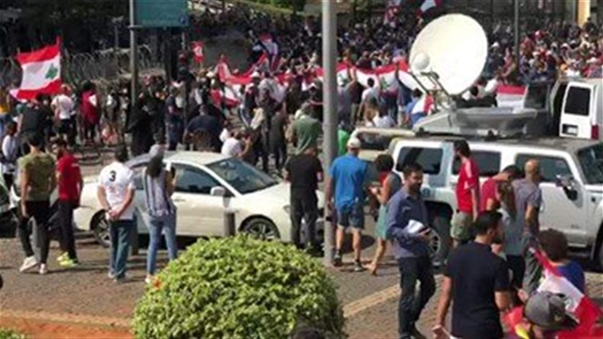 Giant Lebanese flag in Riyad al-Soleh Square-[VIDEO]