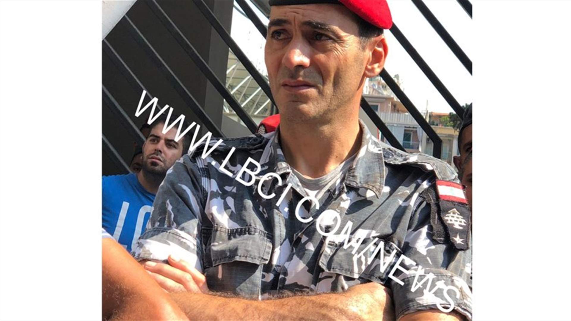 صورة مؤثرة لعنصر في قوى الأمن من أمام ثكنة الحلو...
