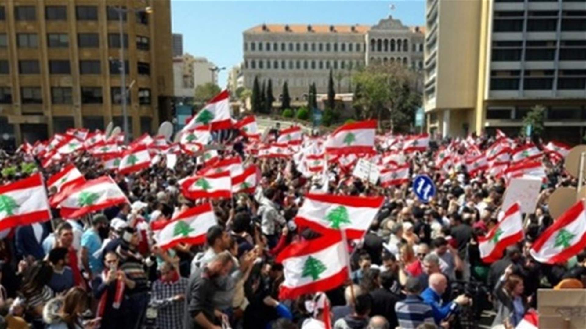 أعداد المتظاهرين في ساحة رياض الصلح وصلت إلى الآلاف وهي إلى ارتفاع (صورة)