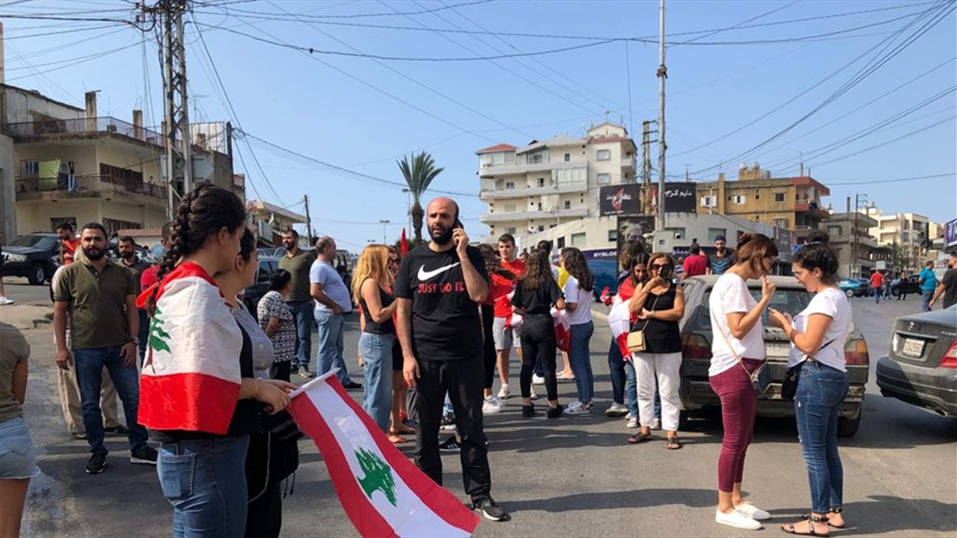 قطع طريق العقبة زغرتا اوتوستراد زغرتا طرابلس بطريقة سلمية ومن دون إشعال الاطارات