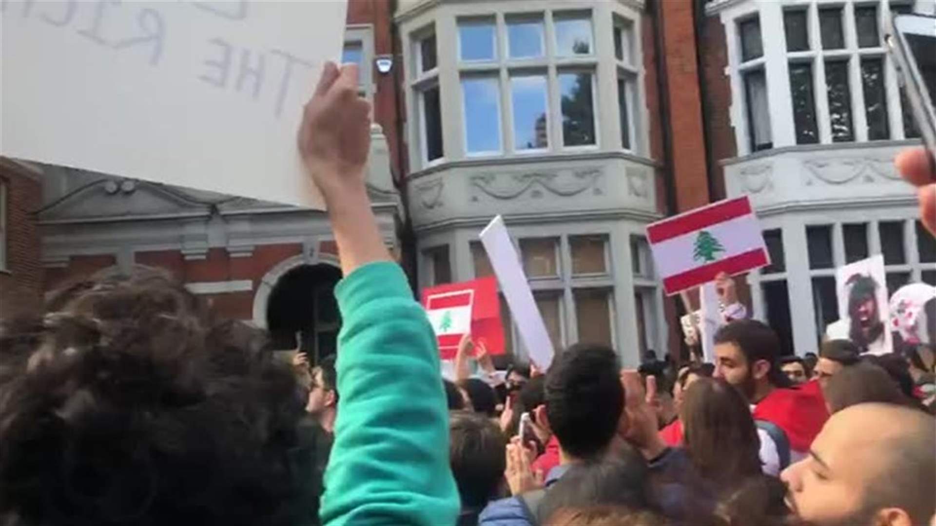 في لندن... لبنانيون ينفذون مظاهرة تضامينة مع الحراك الشعبي في بيروت (فيديو)