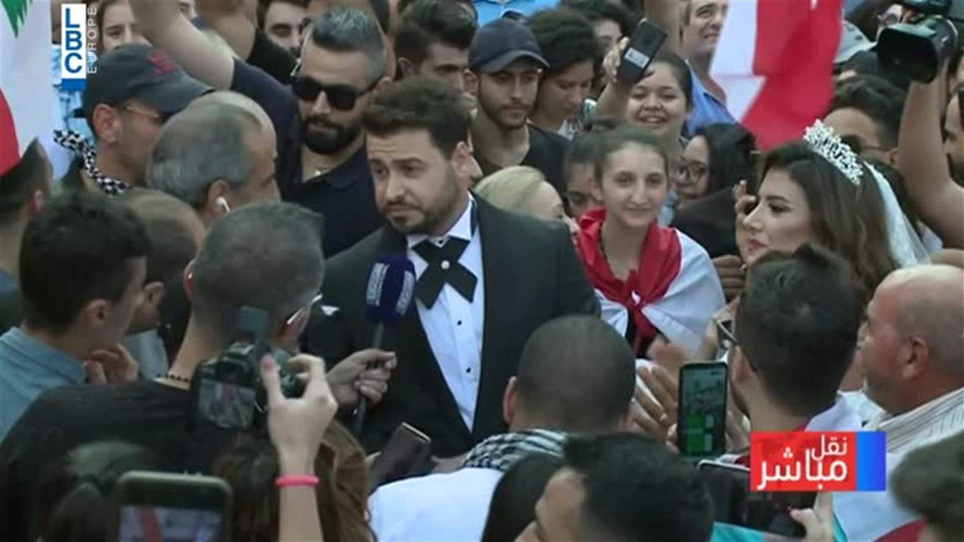 Couple celebrates wedding among protesters in Aley-[VIDEO]