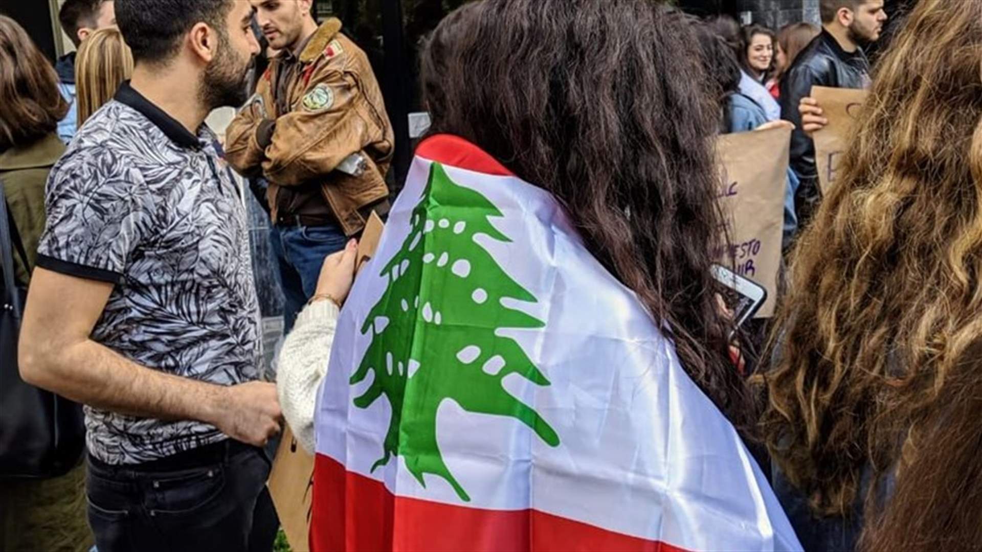 اعتصام للمغتربين في مدريد تضامنا مع حركة المظاهرات في لبنان (صور)