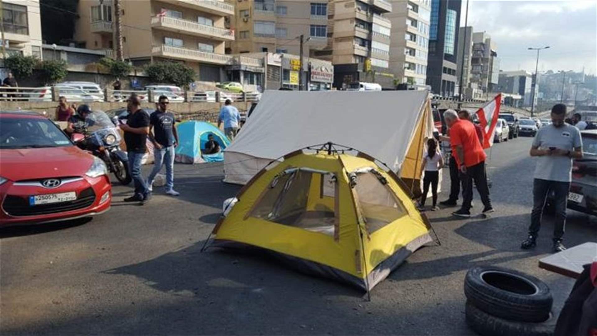 تلاسن بين القوى الامنية والمحتجين على خلفية فتح الطريق في جونيه