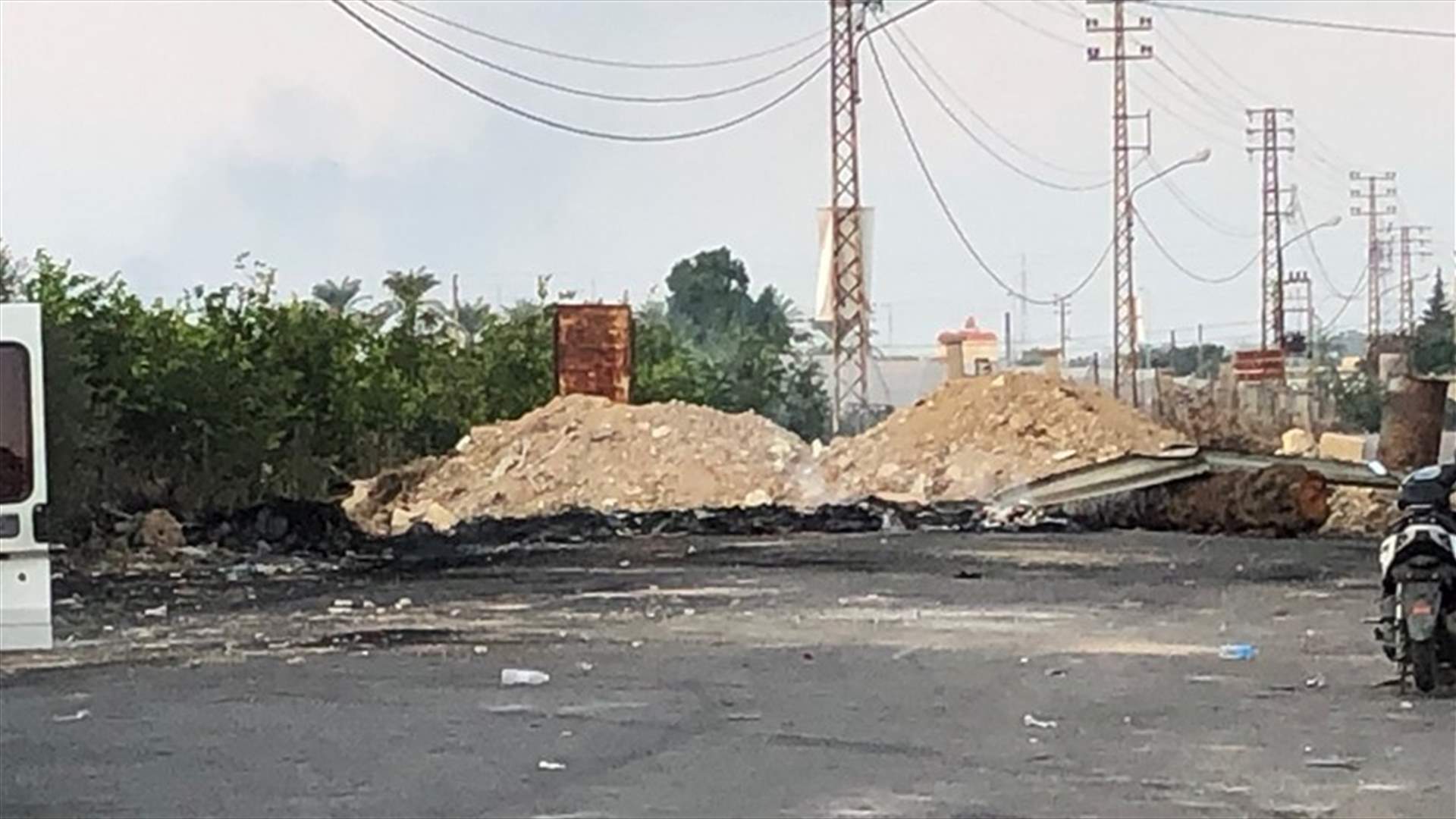 قطع الطريق عند تقاطع المرج بالسواتر الترابية