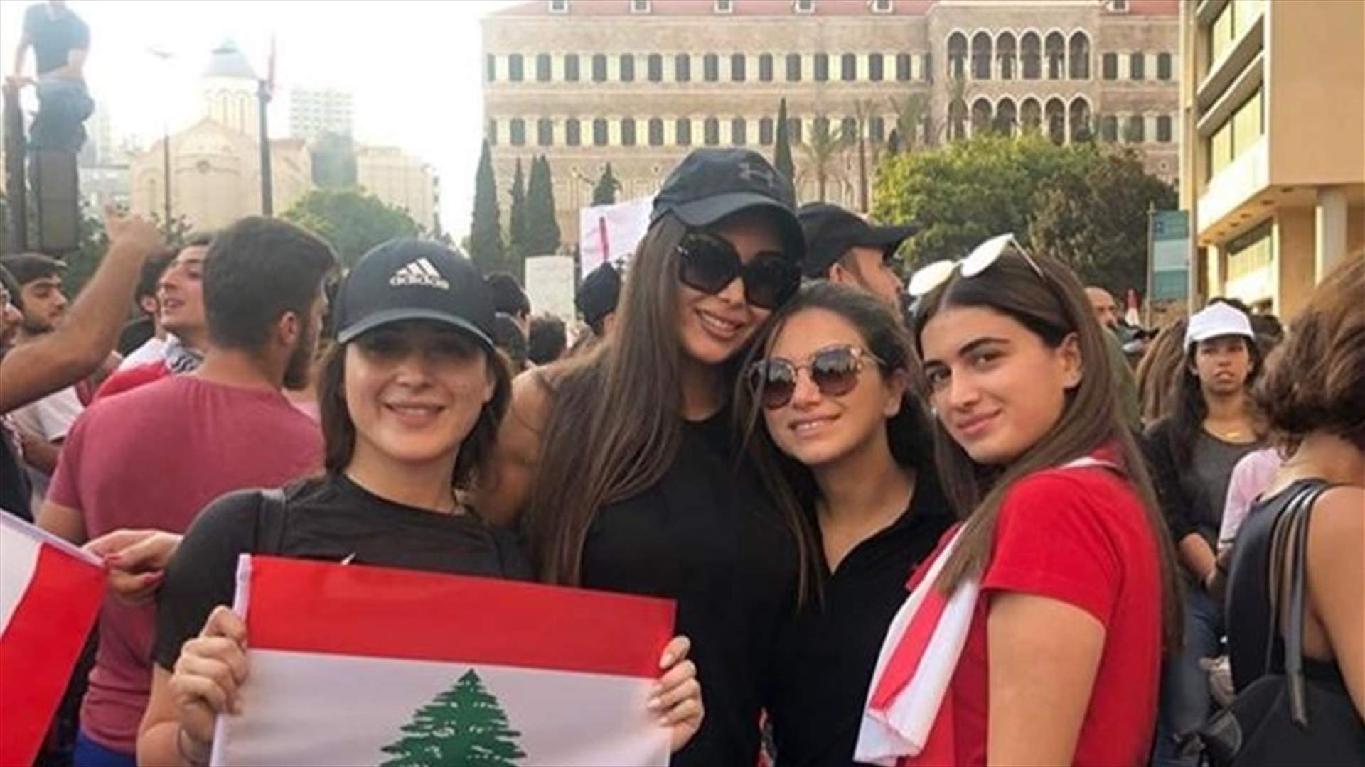 ملكة جمال لبنان بين المحتجين في رياض الصلح... كيف علّقت كارن غراوي؟