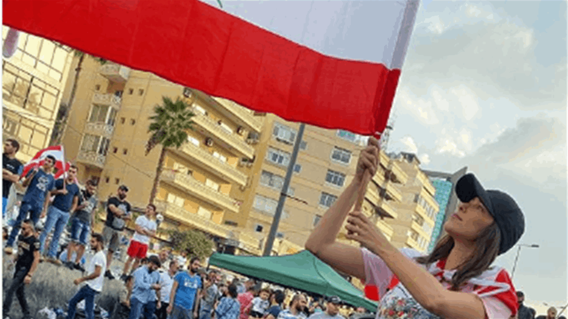 دانييلا رحمة تحمل العلم اللبناني: &quot;أنا باقية محل ما قلبي بينتمي&quot;