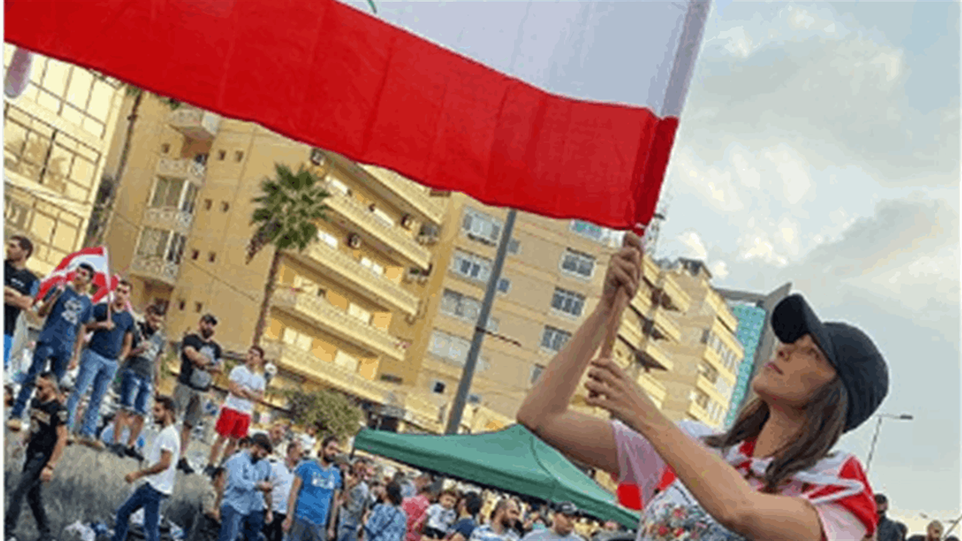 دانييلا رحمة تحمل العلم اللبناني: "أنا باقية محل ما قلبي بينتمي"