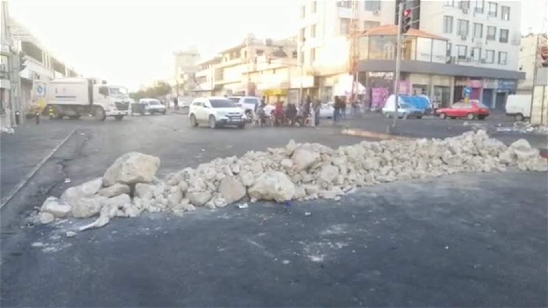 قطع الطرقات في البقاع بالسواتر الترابية (فيديو)