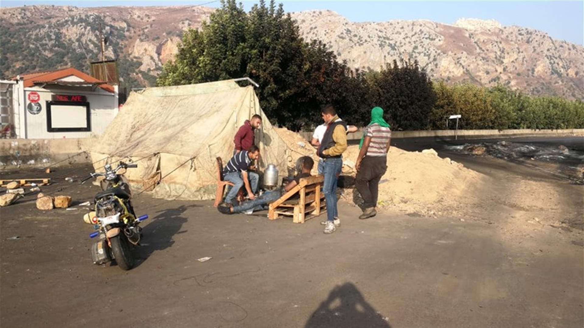 المعتصمون قطعوا طريق مرجعيون النبطية بالسواتر الترابية عند مفرق دير ميماس ونصبوا خيمة في وسط الطريق (صورة)