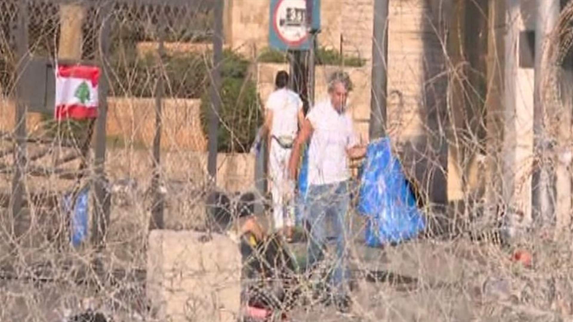 المتظاهرون ينظفون الشوارع ويفرزون النفايات (صوَر)