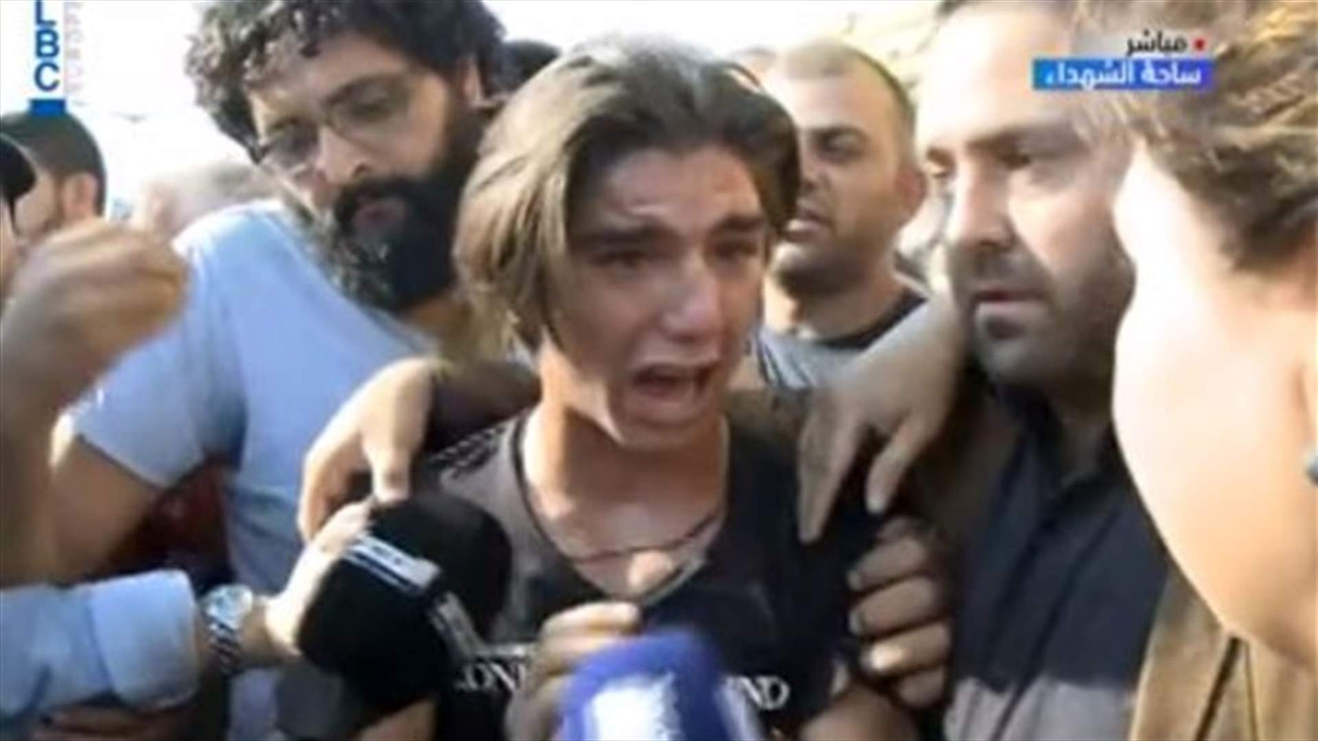 القوى الأمنية في ساحة الشهداء تُكبّل يدي متظاهر بحجة أنه يحمل سكينًا... ما الذي حصل؟ (فيديو)