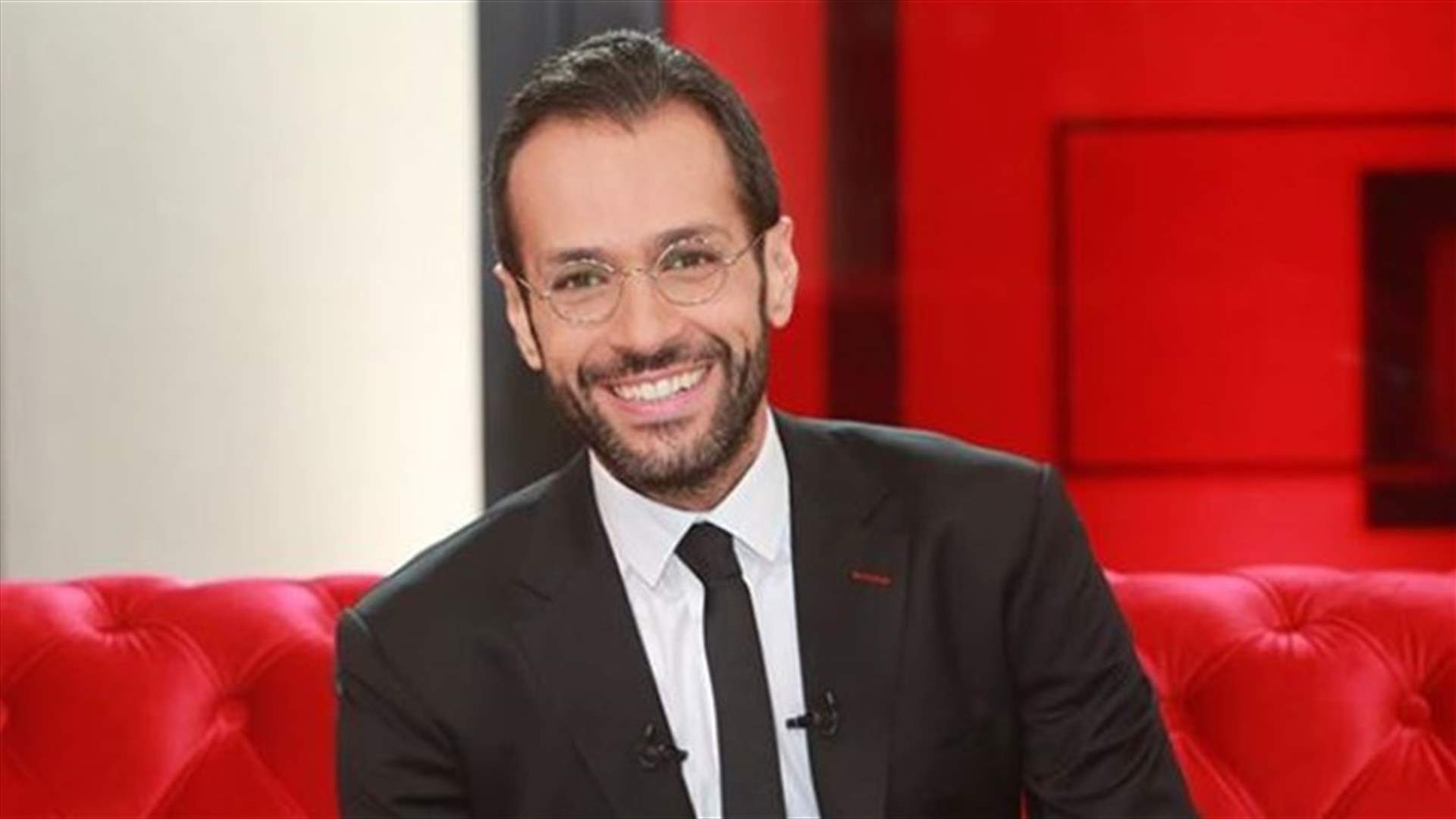 مالك مكتبي يساعد في تنظيف الطرقات..."هذا وجه الثورة الحقيقي"