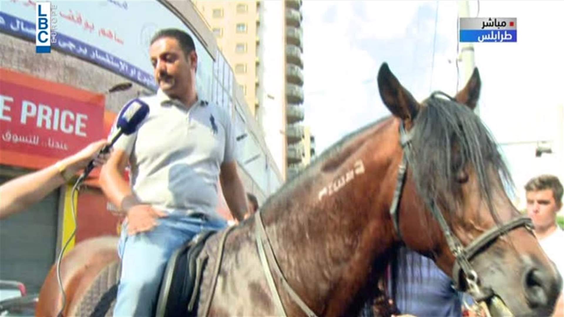 مشهد مميّز في طرابلس... أتى ممتطيا حصانه للتظاهر في ساحة النور (فيديو)