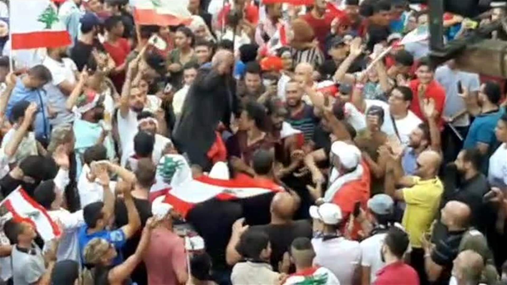 في طرابلس... رجل مسنّ محمولًا على الأكتاف تقديرًا لمشاركته بـ"ثورة الشعب" (فيديو)