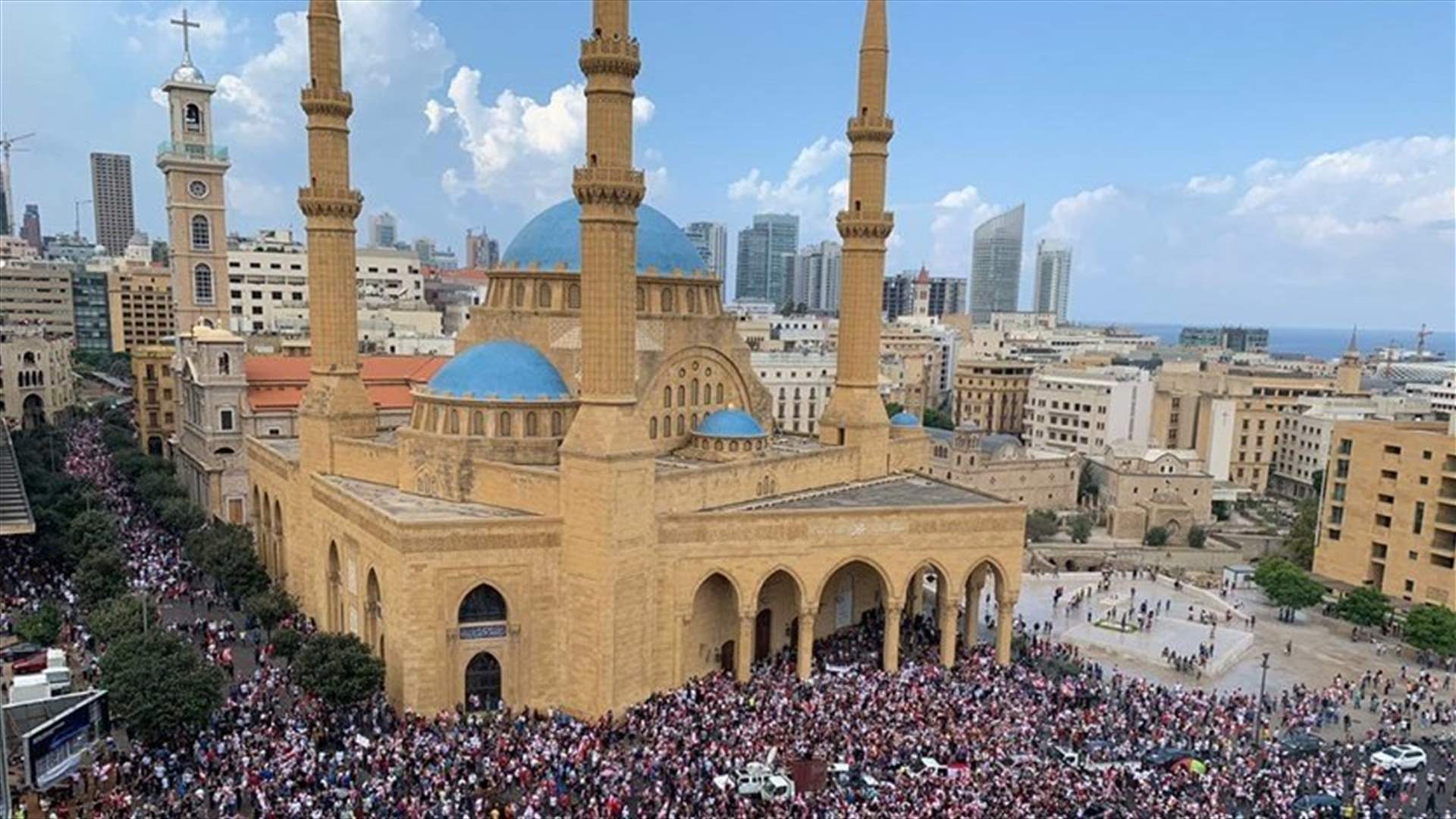 “The Revolution of the People” on its 4th consecutive day, thousands gather in Beirut (Photos)