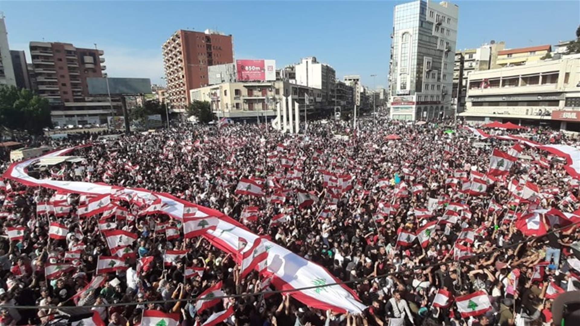 علم كبير للبنان يجوب ساحة النور (صورة وفيديو)