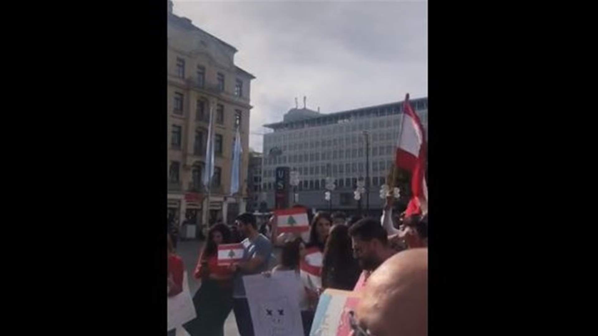 أعلام لبنانية ترفرف في ميونخ الألمانية تضامنا مع "ثورة الشعب" (فيديو)