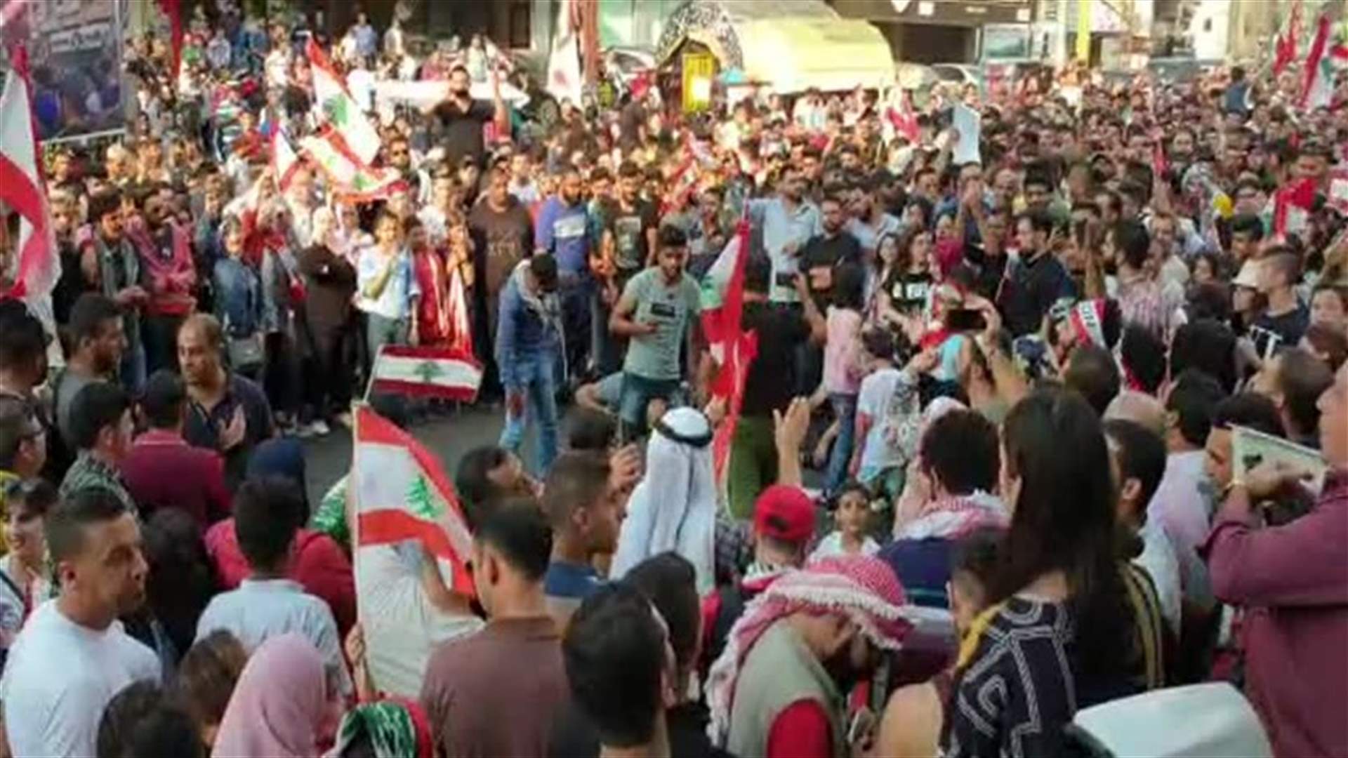 المتظاهرون يملأون الساحات... "ثورة الشعب" في حلبا العكارية (فيديو)