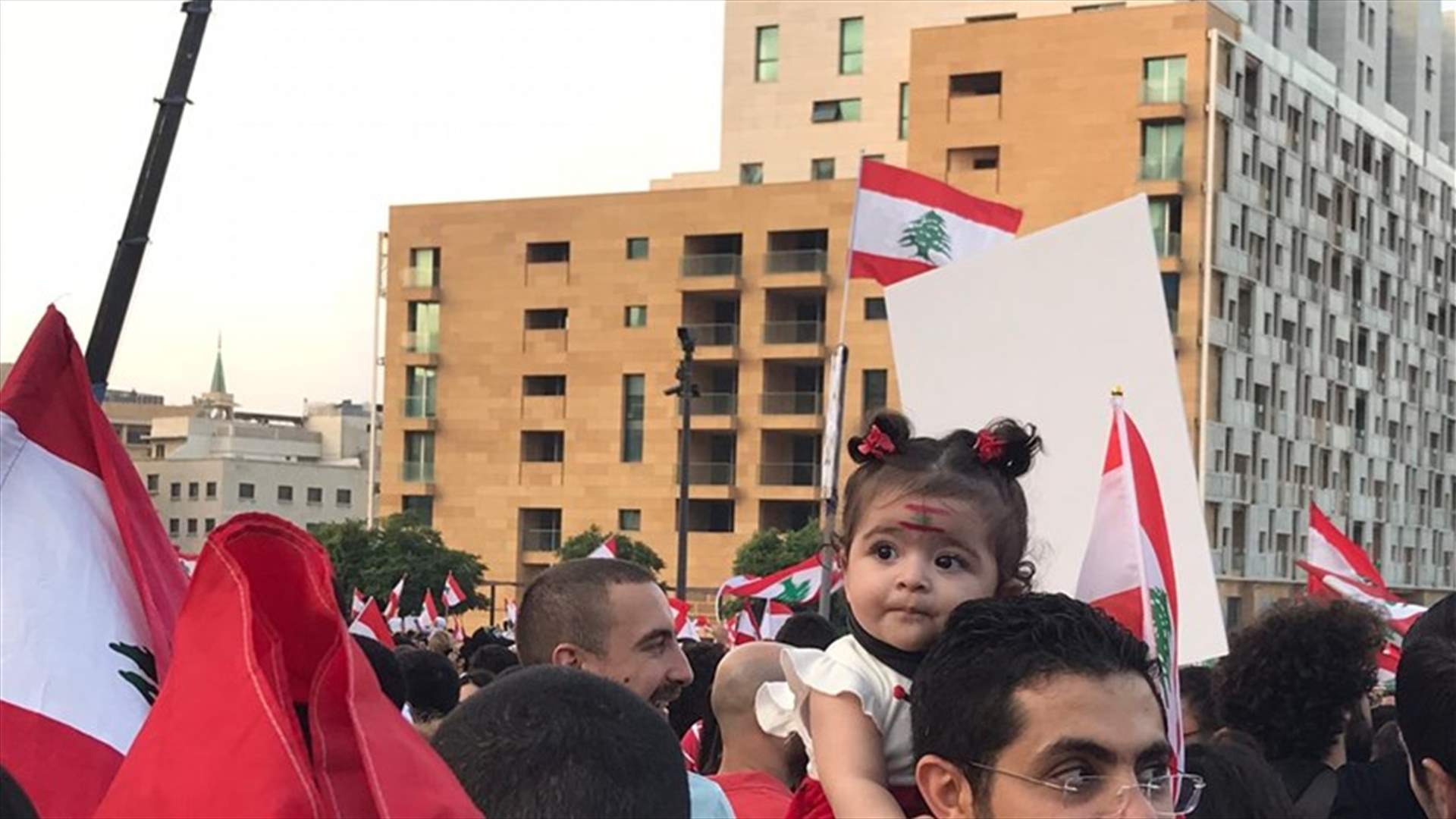 صورة لافتة لطفلة تبلغ 8 أشهر في تظاهرة "ثورة الشعب"