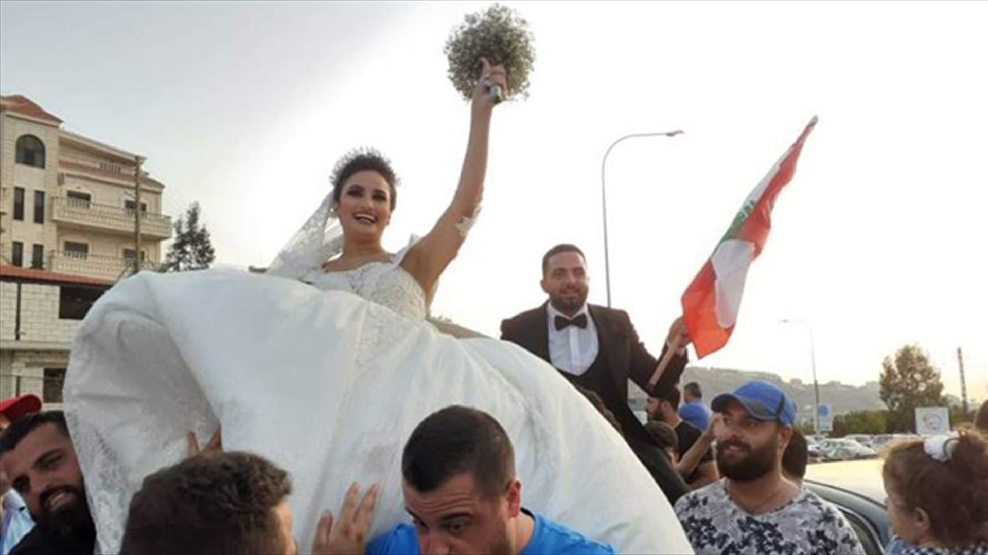 عروسان بين المتظاهرين على اوتوستراد الجية (فيديو)
