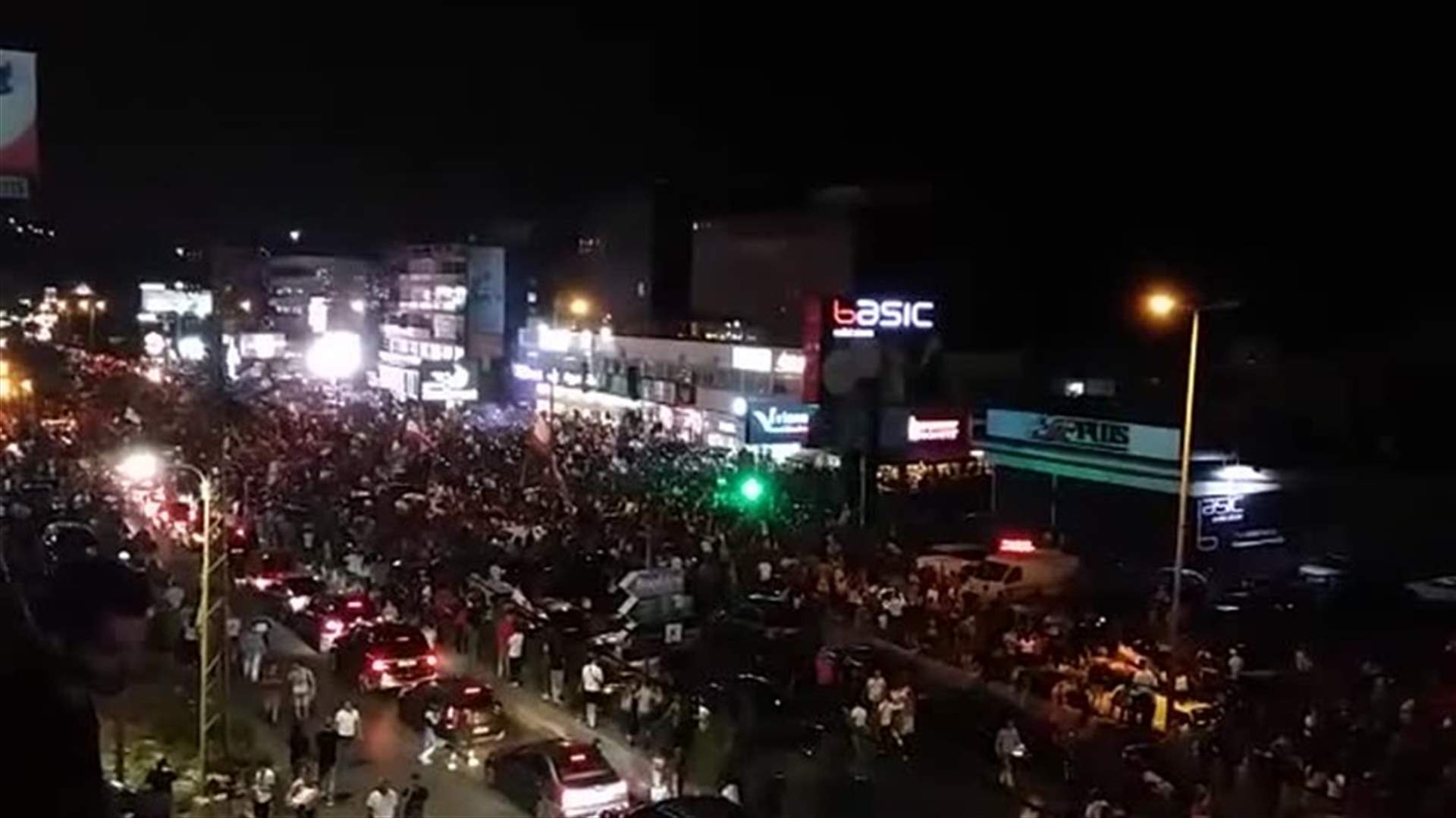 اوتوستراد الزوق يعجّ بالمتظاهرين... (فيديو)