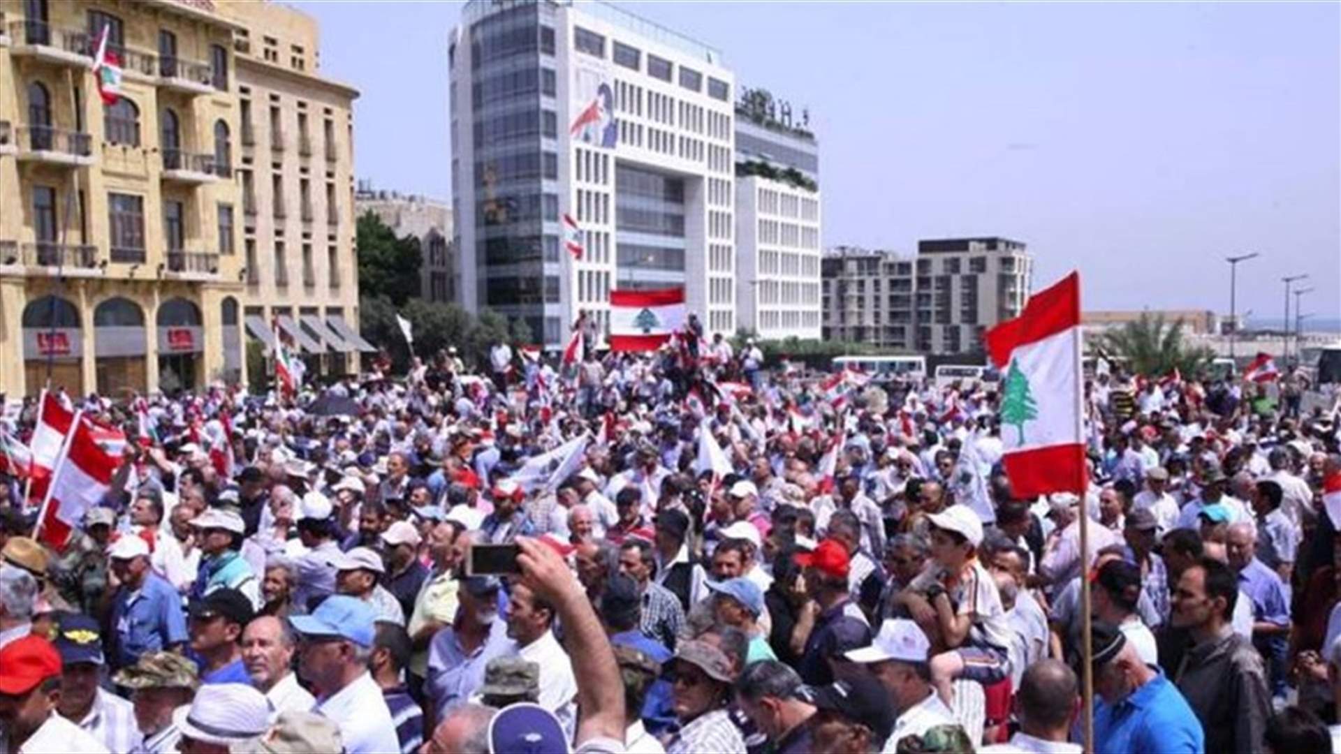 جريحان سقوطا عن سطح مبنى قديم في ساحة الاعتصام في بيروت