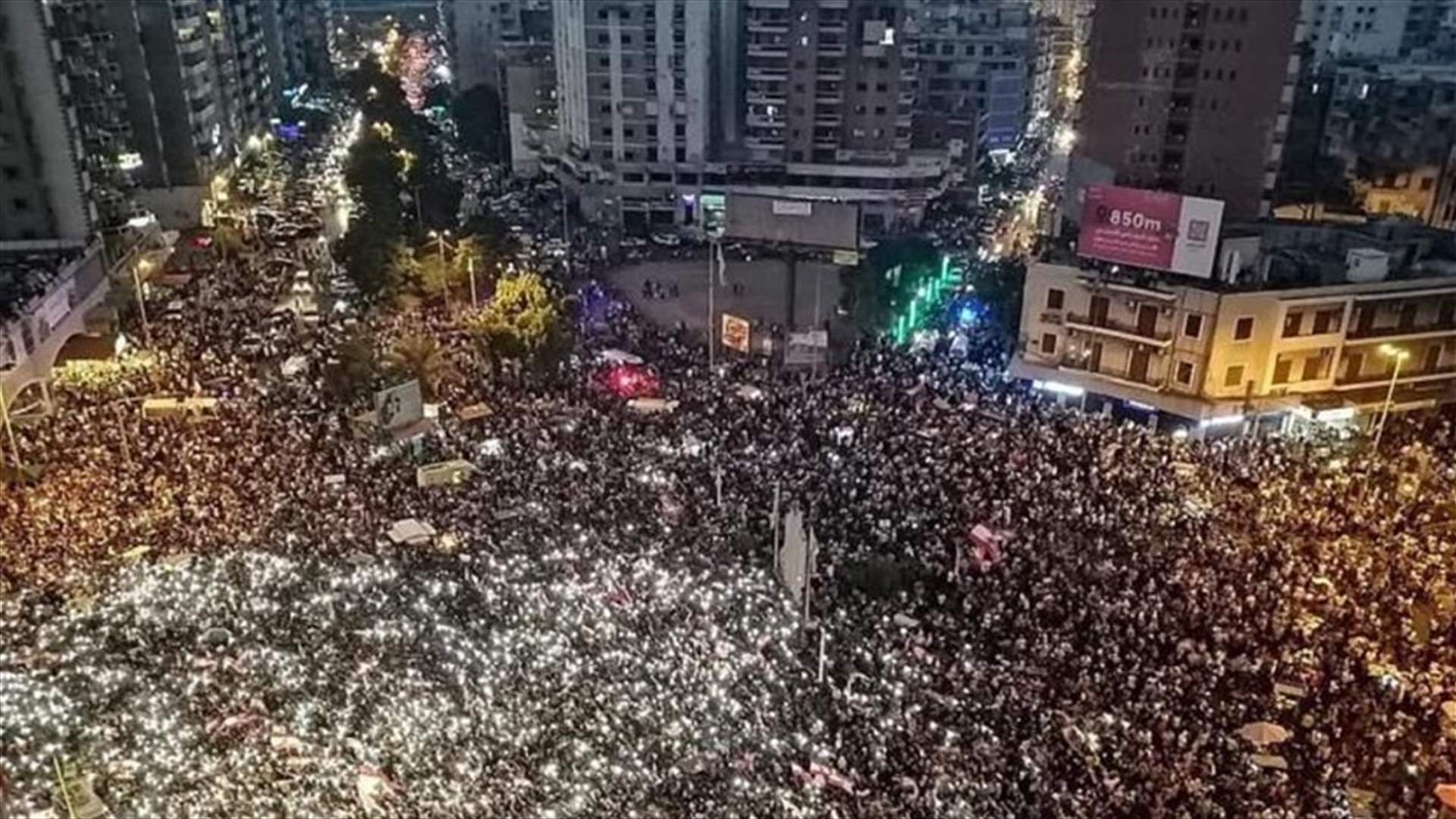 المعتصمون أناروا ليل طرابلس بهواتفهم... (فيديو)