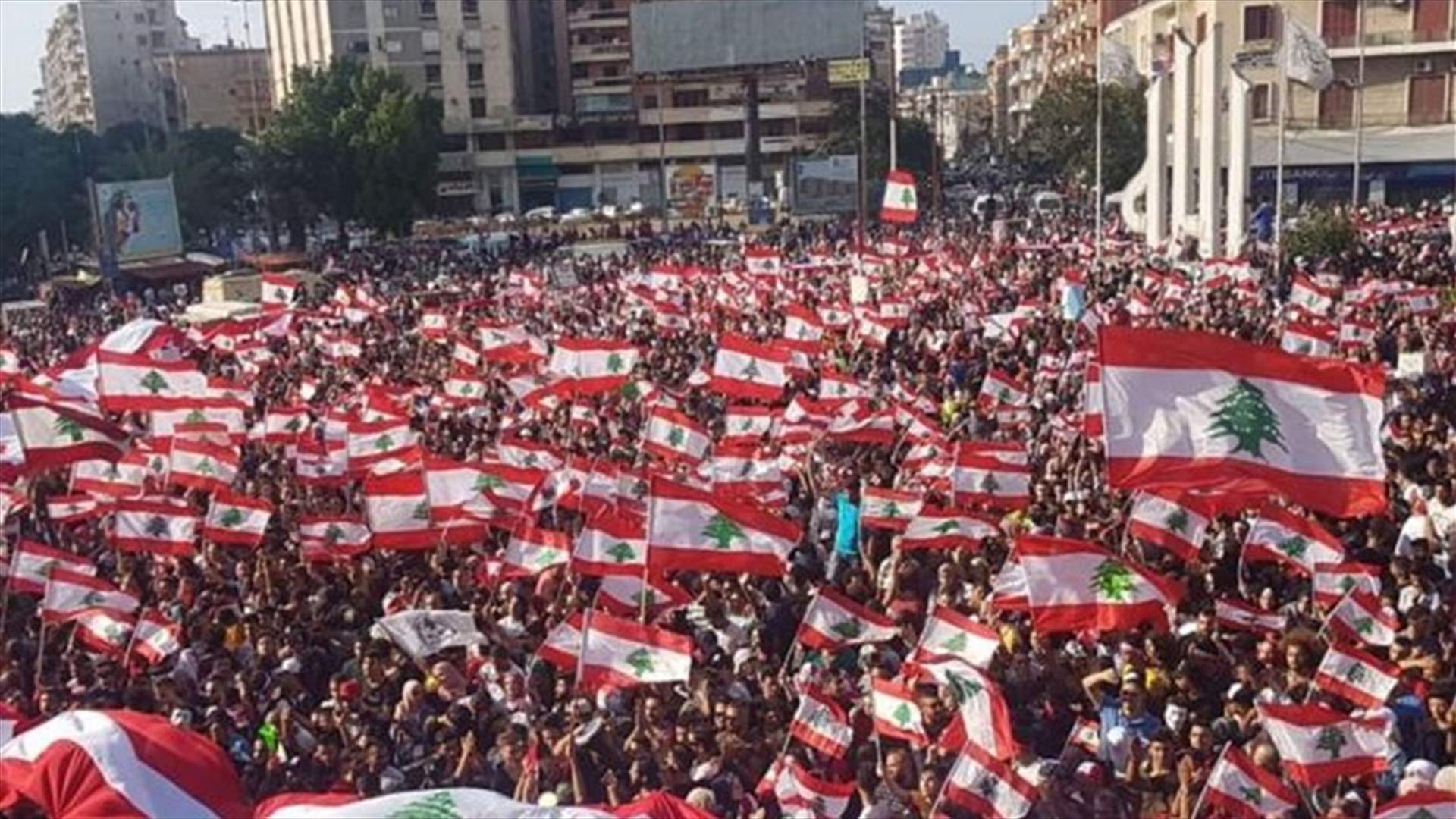 المتظاهرون في وسط بيروت دعوا الى الحضور بكثافة الى الساحة غدا