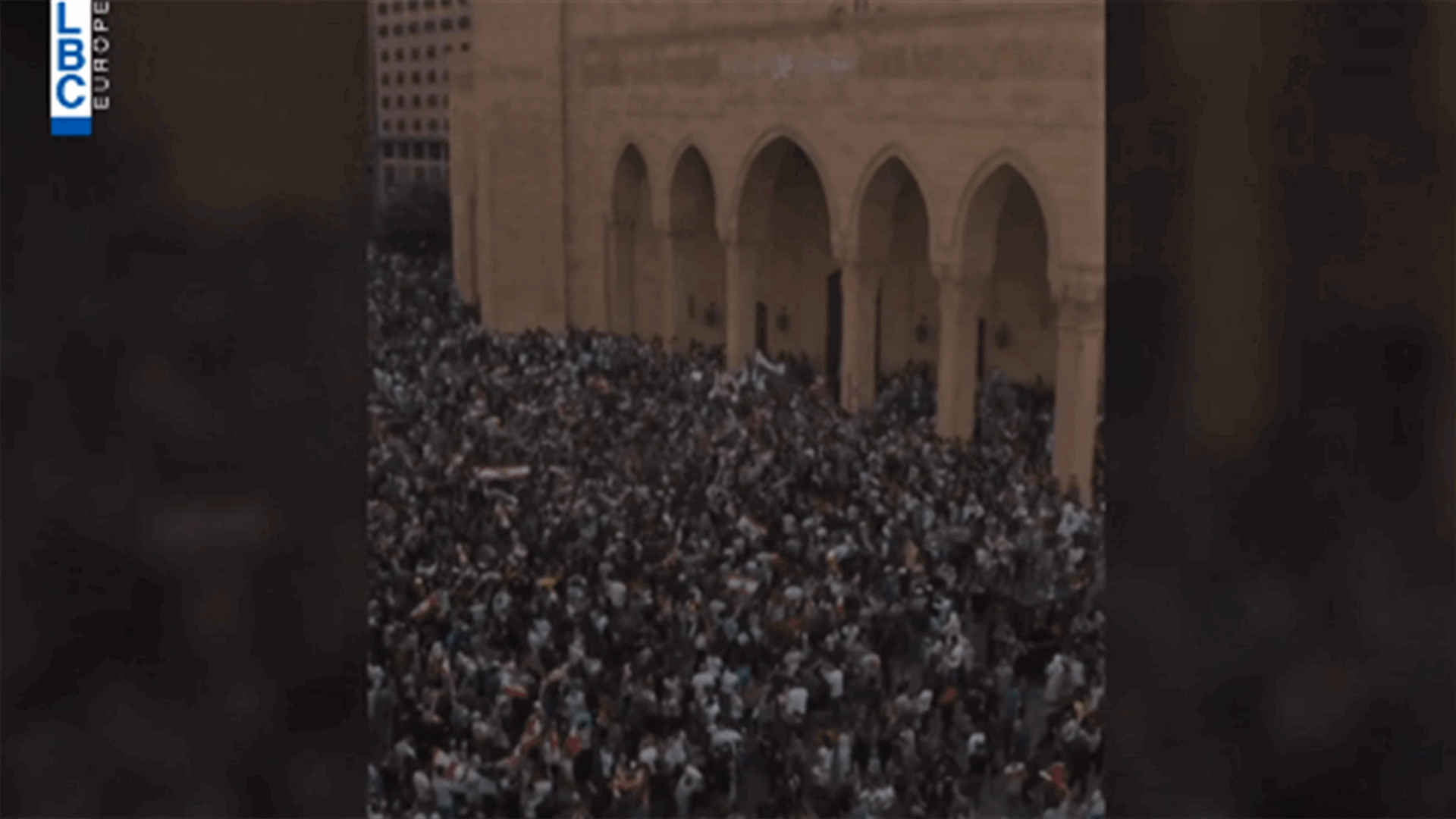 "ثورة الشعب" اجتاحت شوارع لبنان... ولقطات مميزة من مختلف المناطق