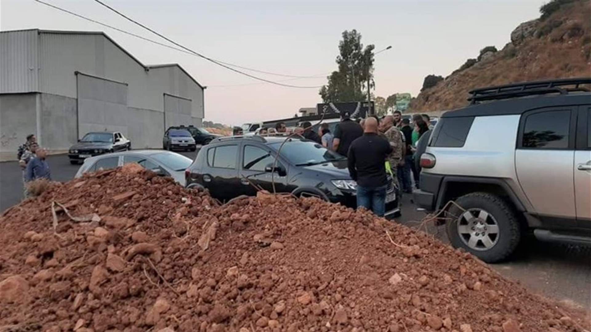 الوكالة الوطنية: قطع الطريق في بشنين زغرتا بالسواتر الترابية واحتجاح بعض المواطنين الذين ارادوا المرور بالقوة (صورة)