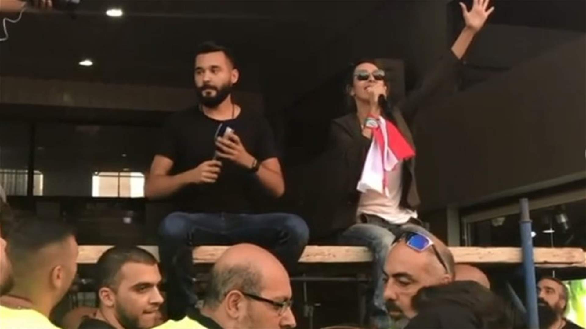كيف تفاعل ايلي جلادة وورد الخال مع المتظاهرين في الذوق؟ (فيديو)