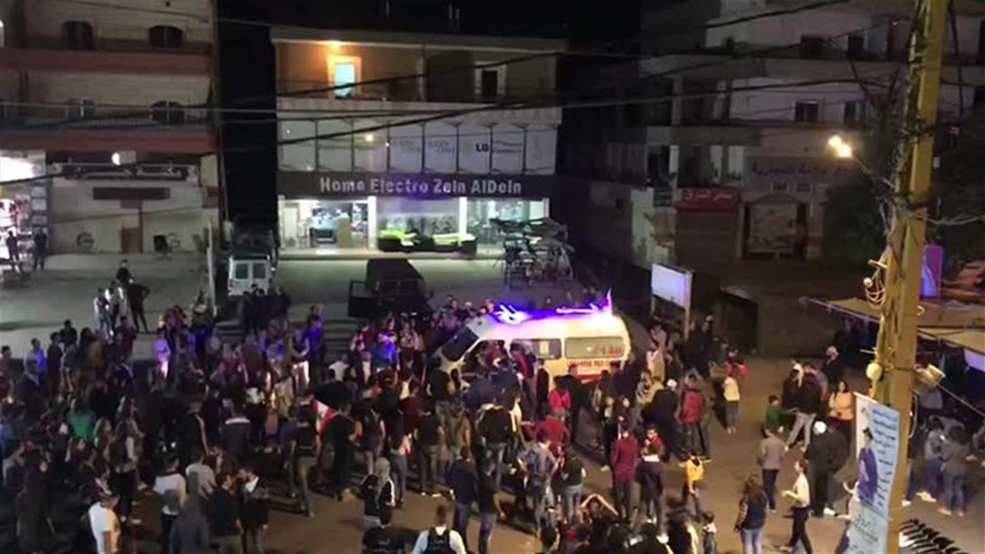 في راشيا... متظاهرون يستقبلون سيارة إسعاف بنشيد الصليب الأحمر اللبناني