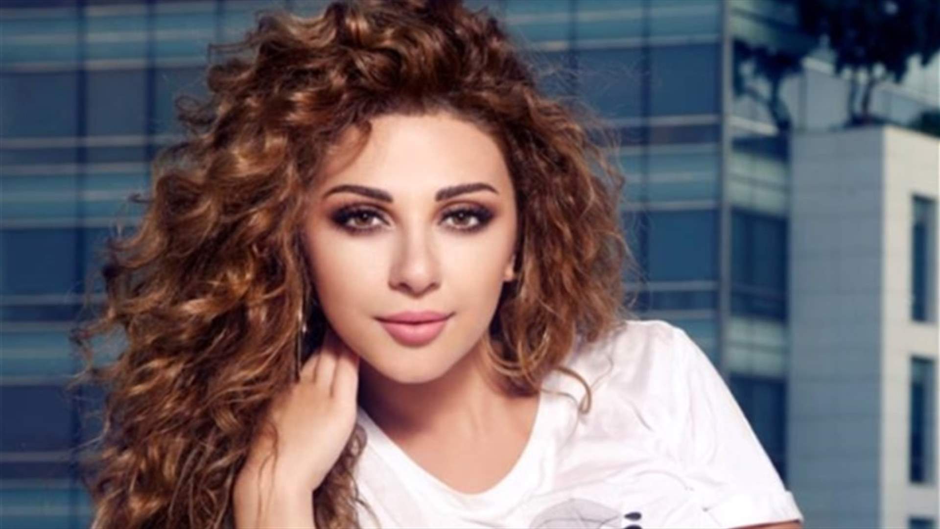 ميريام فارس تظهر برفقة زوجها وابنها في التظاهرات (صورة)
