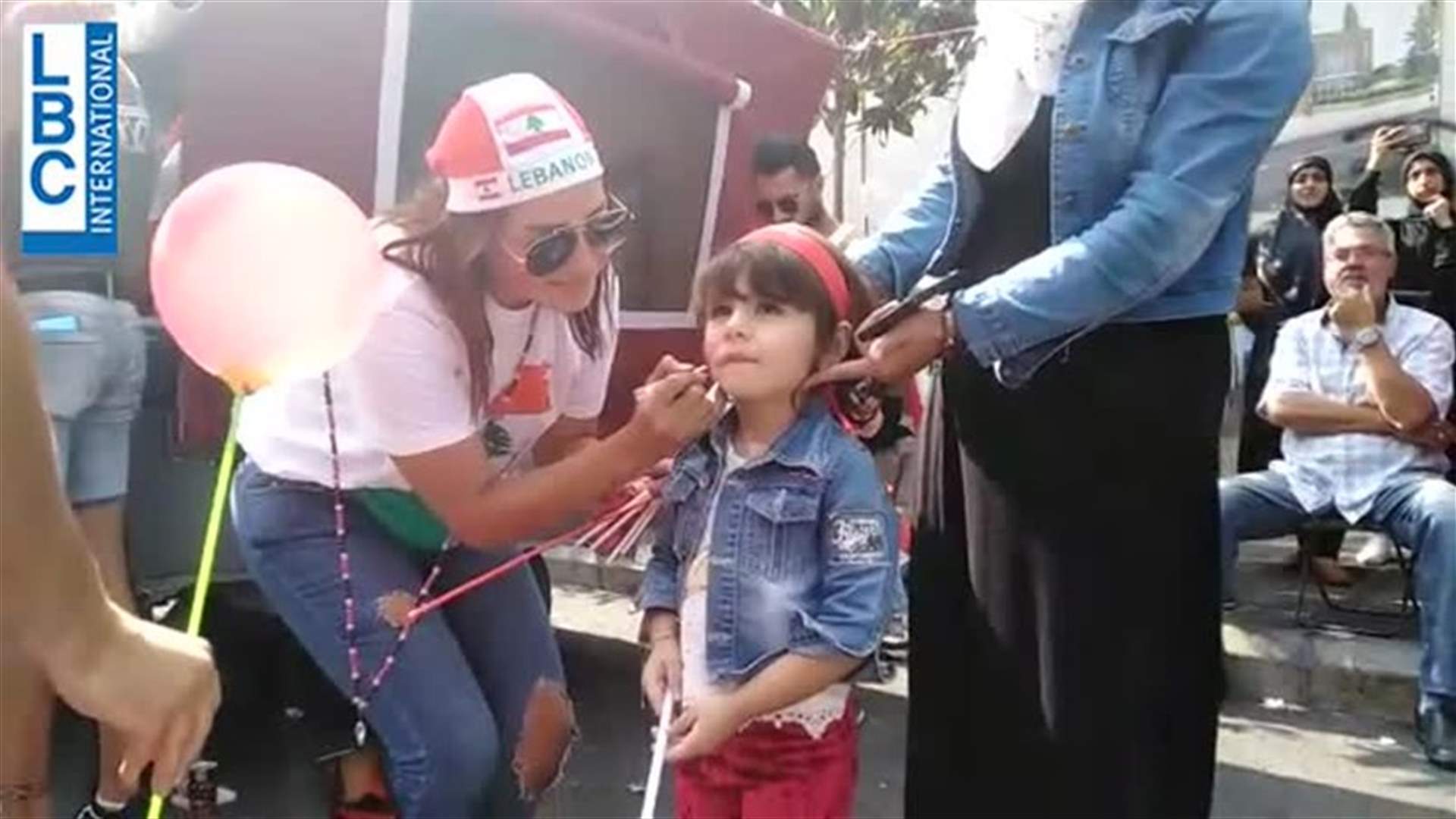 الأطفال في النبطية يشاركون بالتظاهرة... رسمٌ على الوجوه وتوزيع بالونات (فيديو)