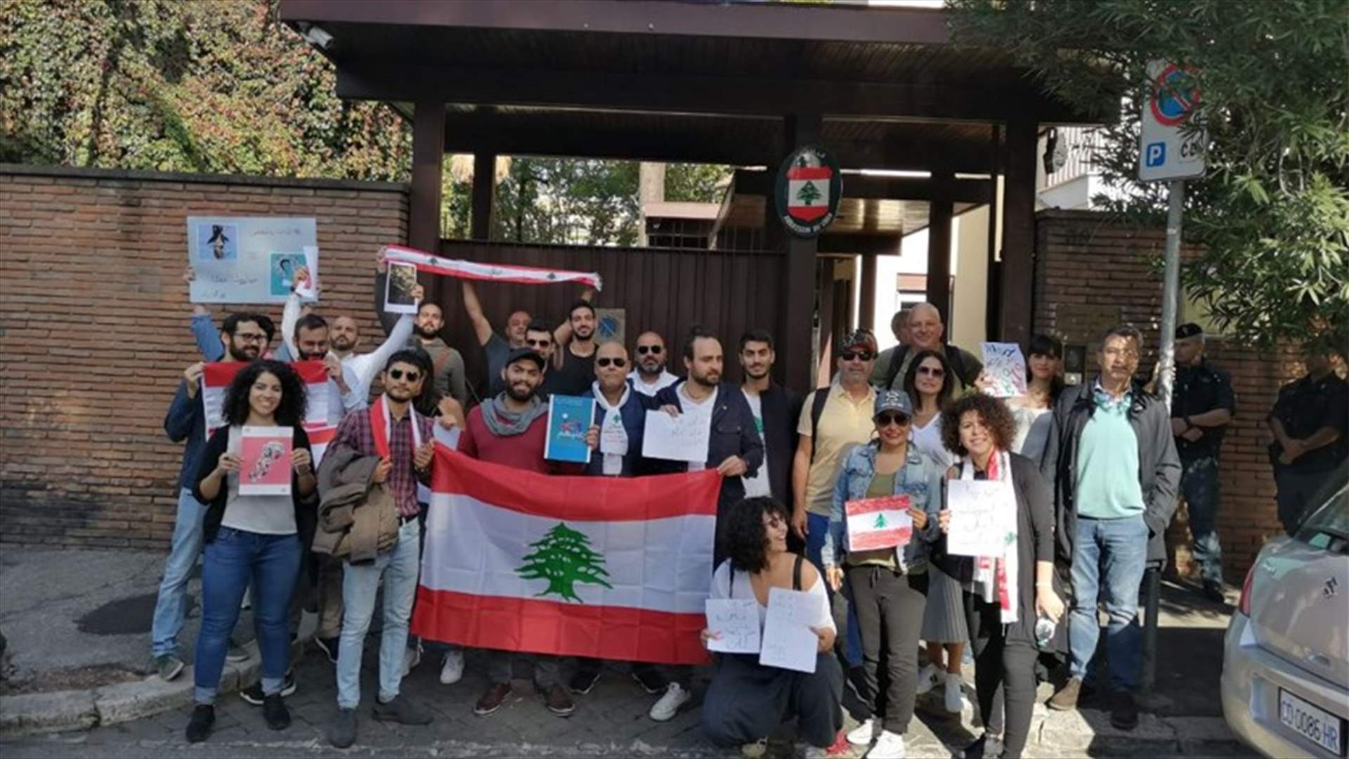 الجالية اعتصمت في روما دعما لـ"ثورة الشعب" في لبنان... ورسالة الى السفارة اللبنانية