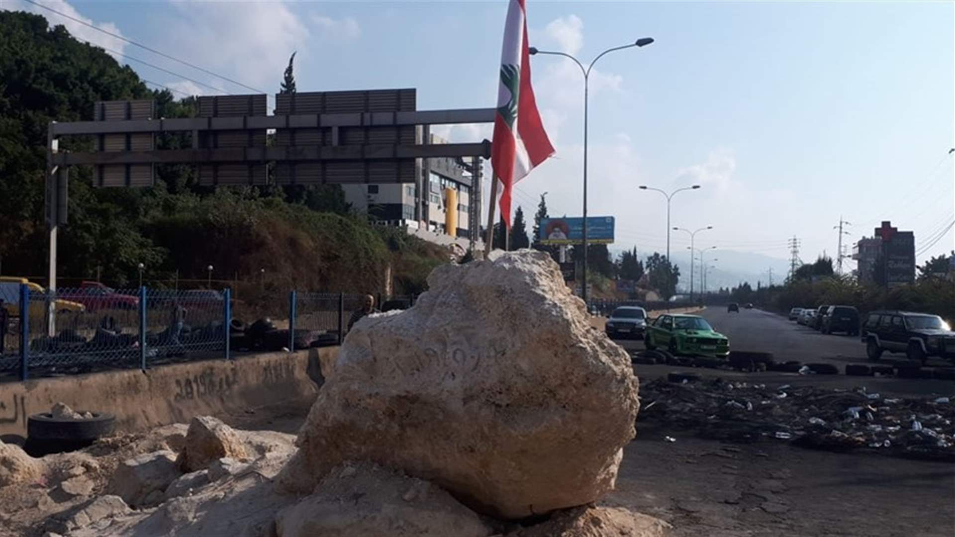 في جبيل... حفر "ثورة 2019" على صخرة في ساحة الاحتجاجات! (فيديو)