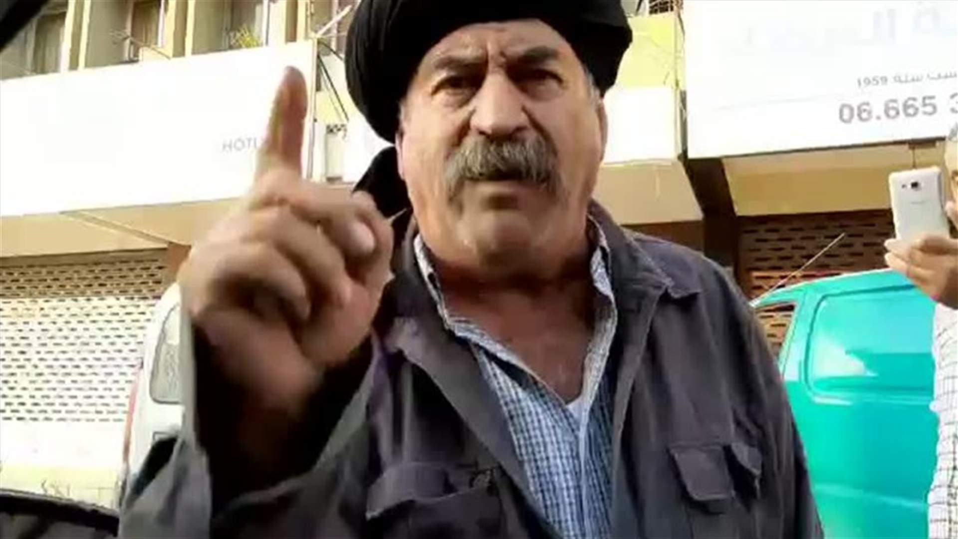مسنّ يوقف سيارة الـLBCI في طرابلس ويوجّه رسالة الى السياسيين... "لبناني والحرية بدمّي"