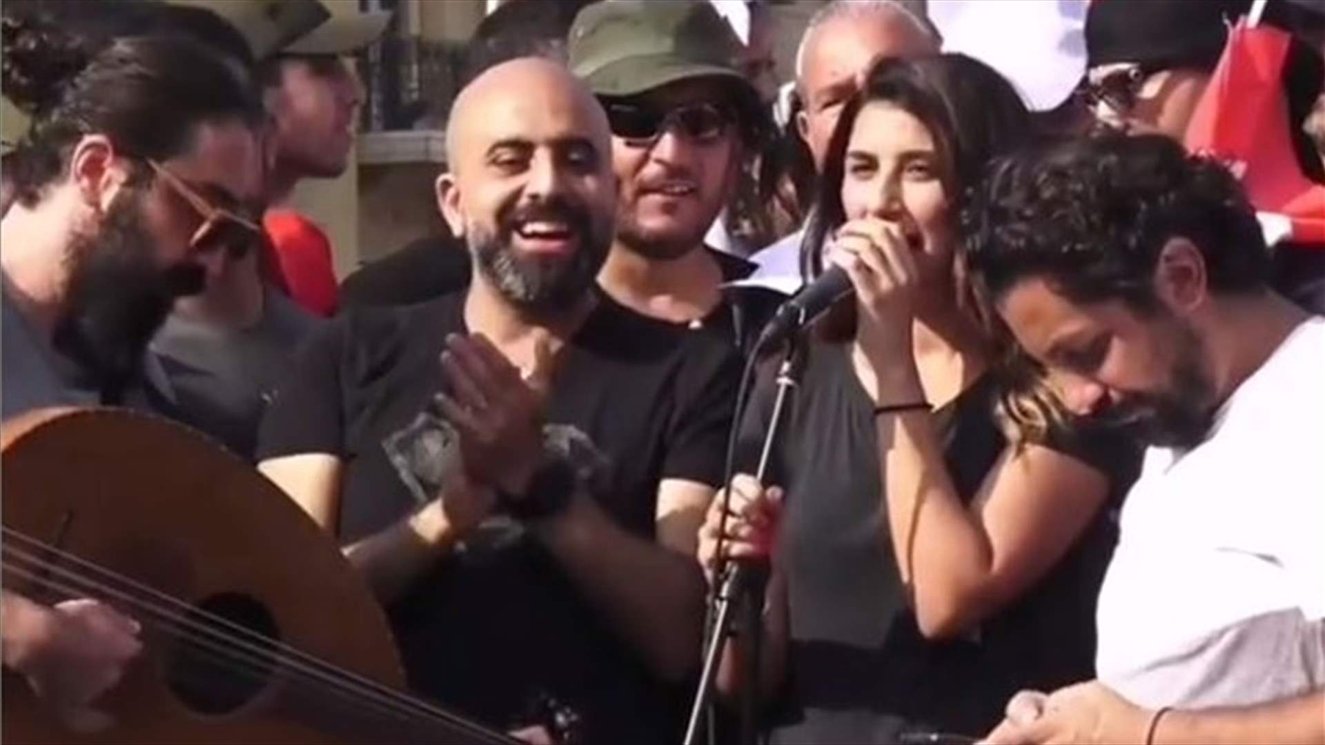 هشام حداد وزياد سحاب...أناشيد ثورية وعزف على العود في ساحة الشهداء (فيديو)